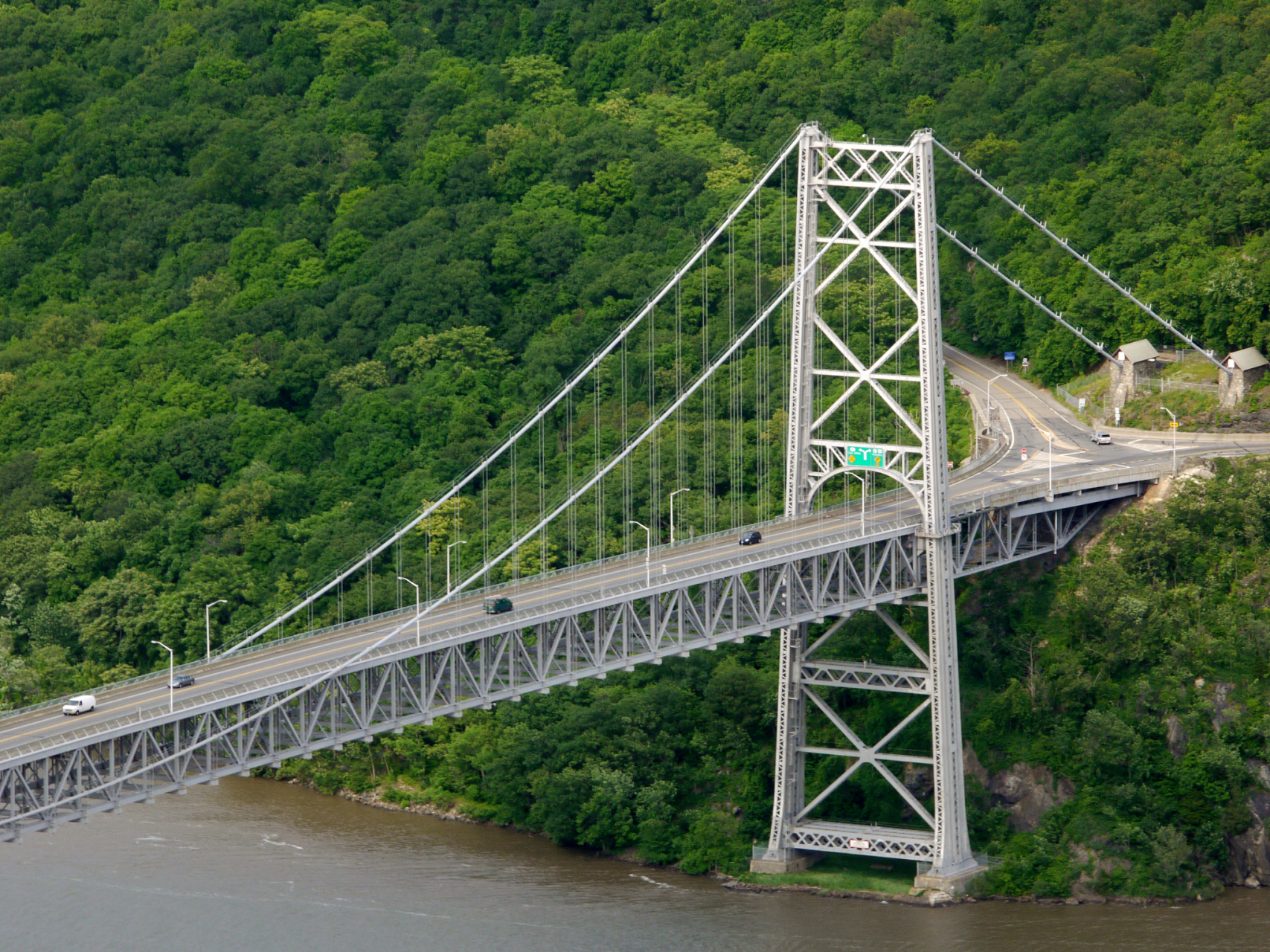 想象一下,你漫步在这座悬索桥上,桥下潮流滚滚,身临其境地感受大自然