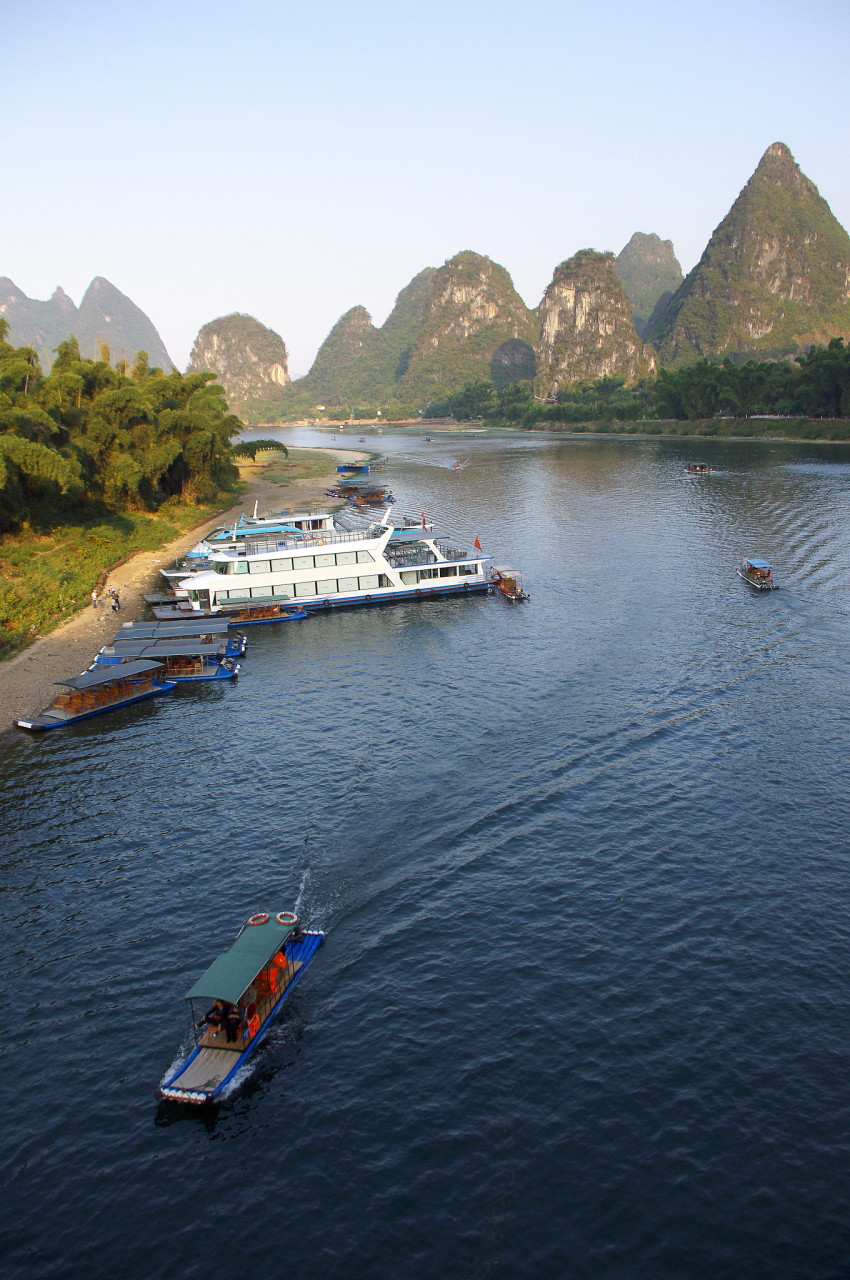 夏日里,虽然市区气温较高,但漓江上的竹筏漂流却能带来丝丝凉意.