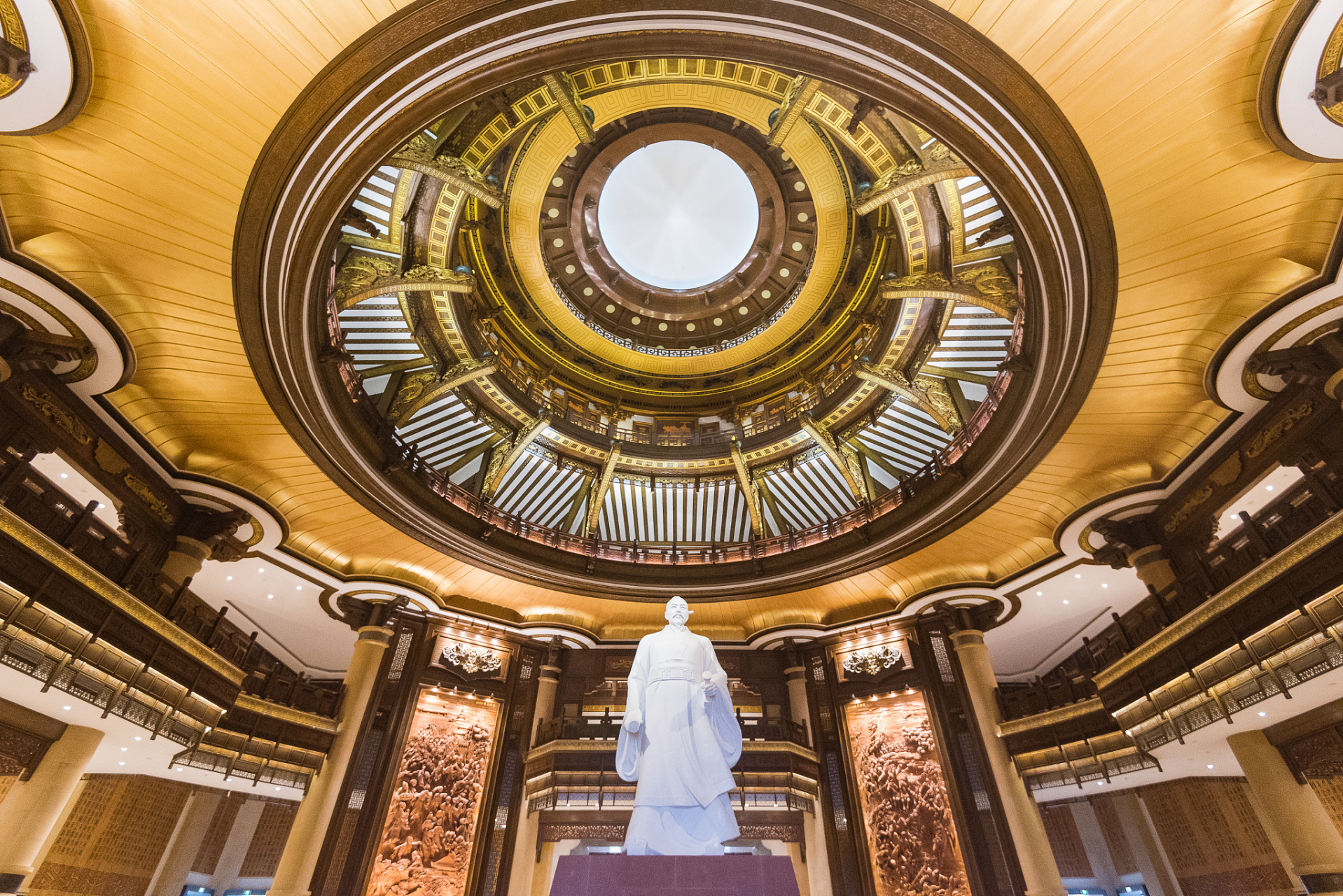 兜率天宫,又称"兜率宫",是佛教中的一个神话概念,是位于须弥山顶上的