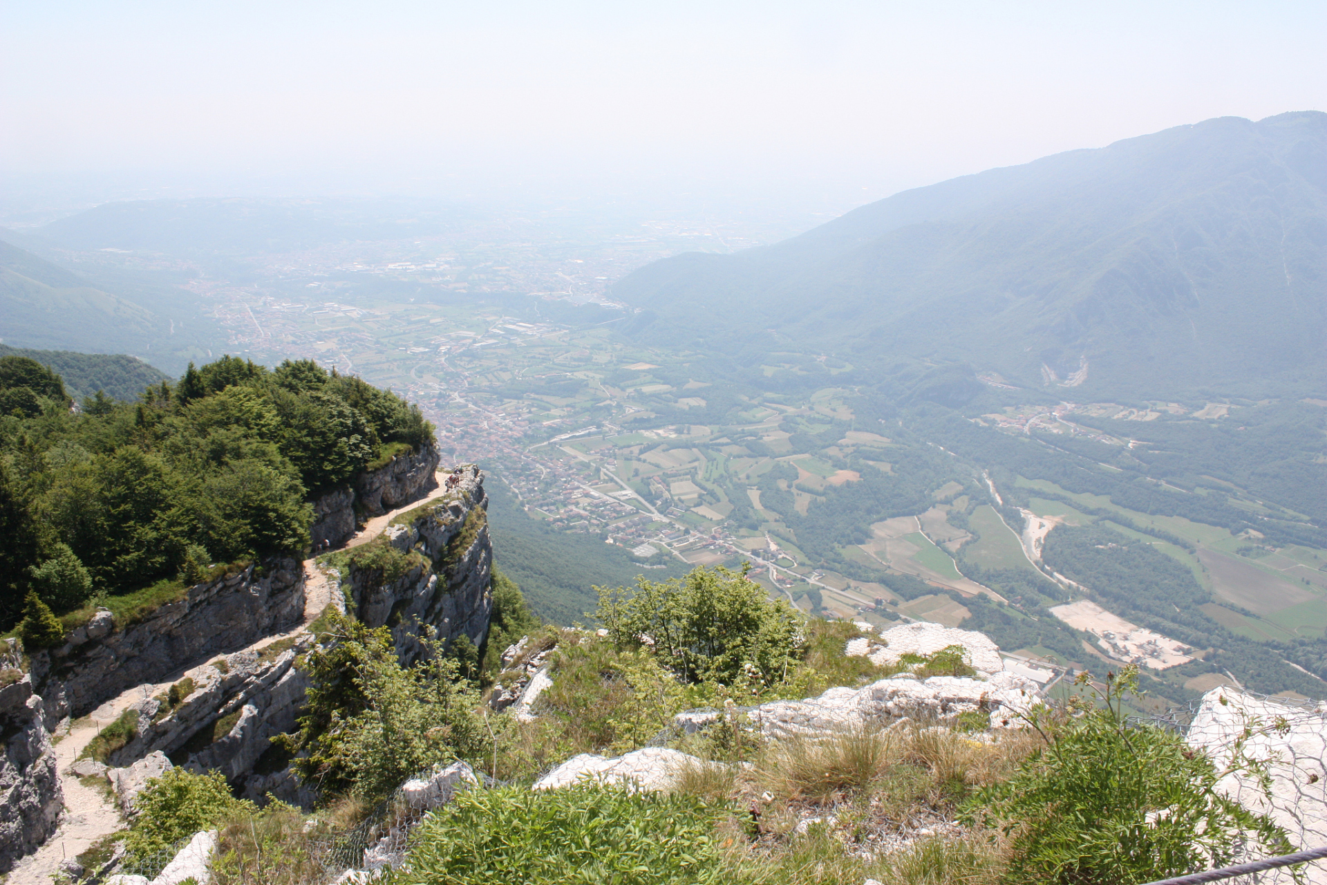 心定西再出发#西岩山又称西峰山,是甘肃省定西市的一座名山,海拔高度