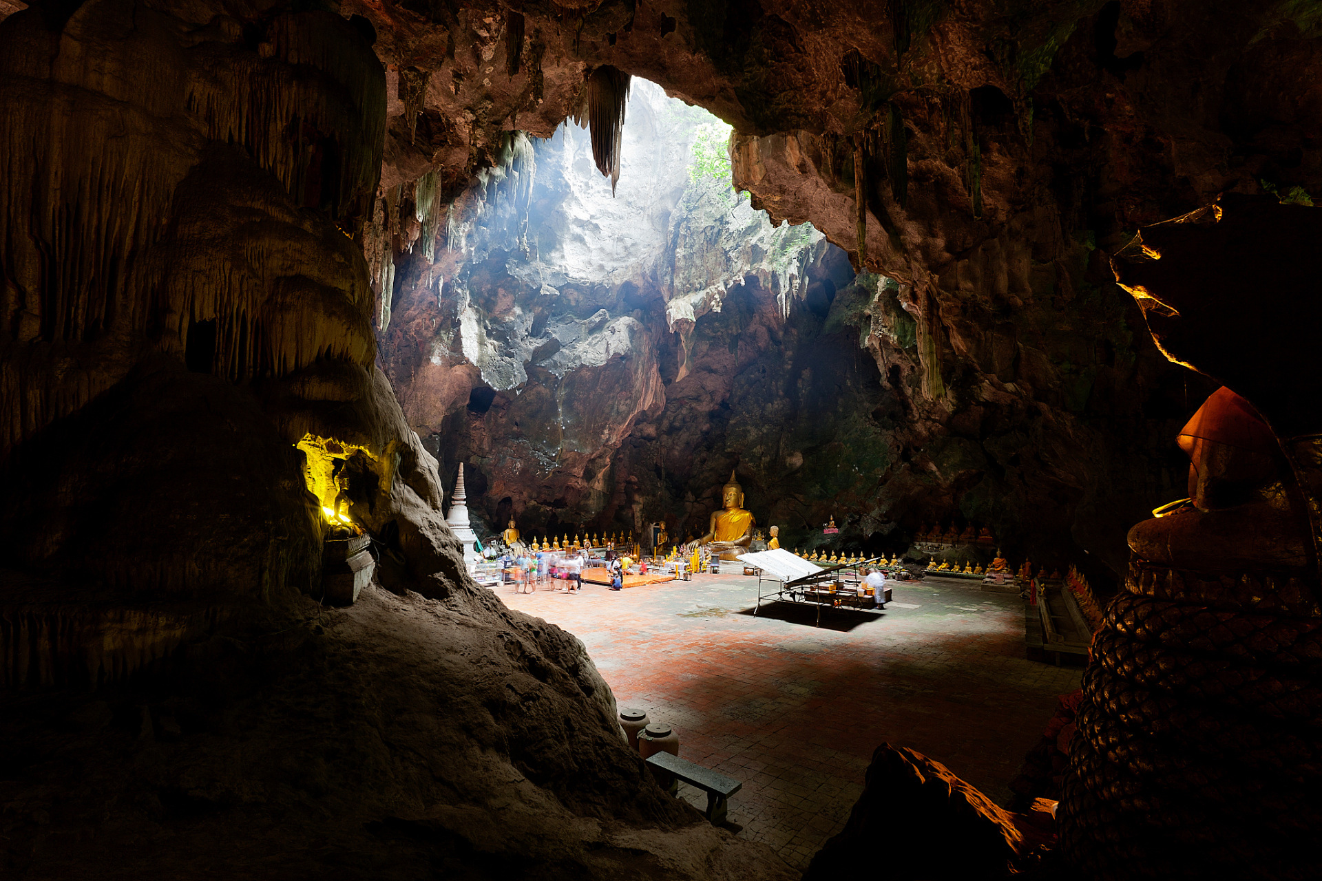 恩施黄金洞是一座具有巨大旅游潜力的石灰岩洞穴,拥有多层次多维度的