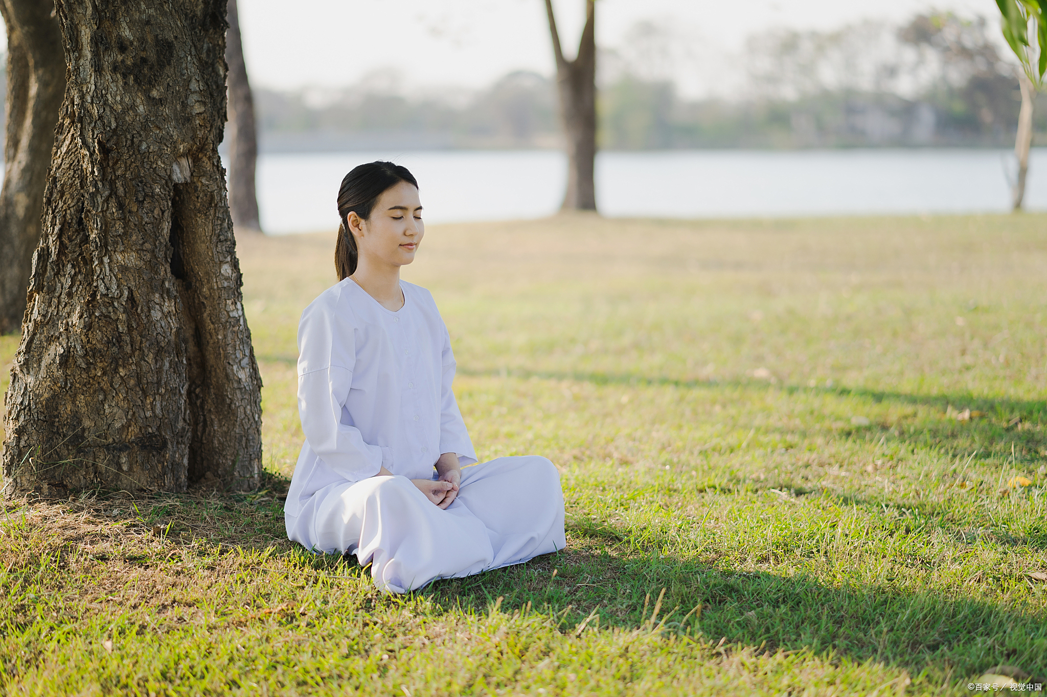 静坐图片静坐图片大全意境女人修心静坐图片静坐人物图片背对太阳打坐