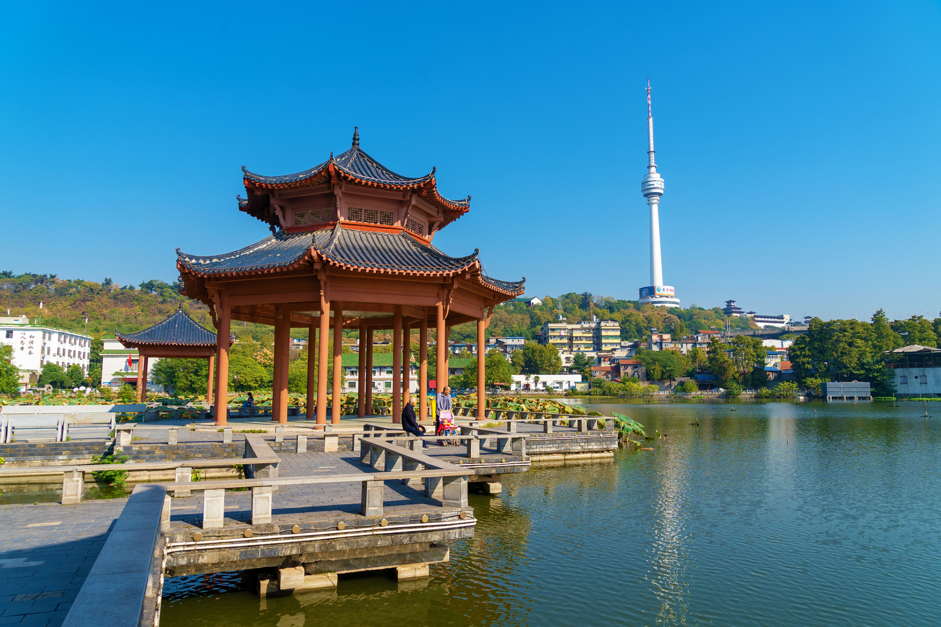 武汉莲花湖公园位于汉阳旅游城汉阳大道10号,古称郎官湖,史载为唐代
