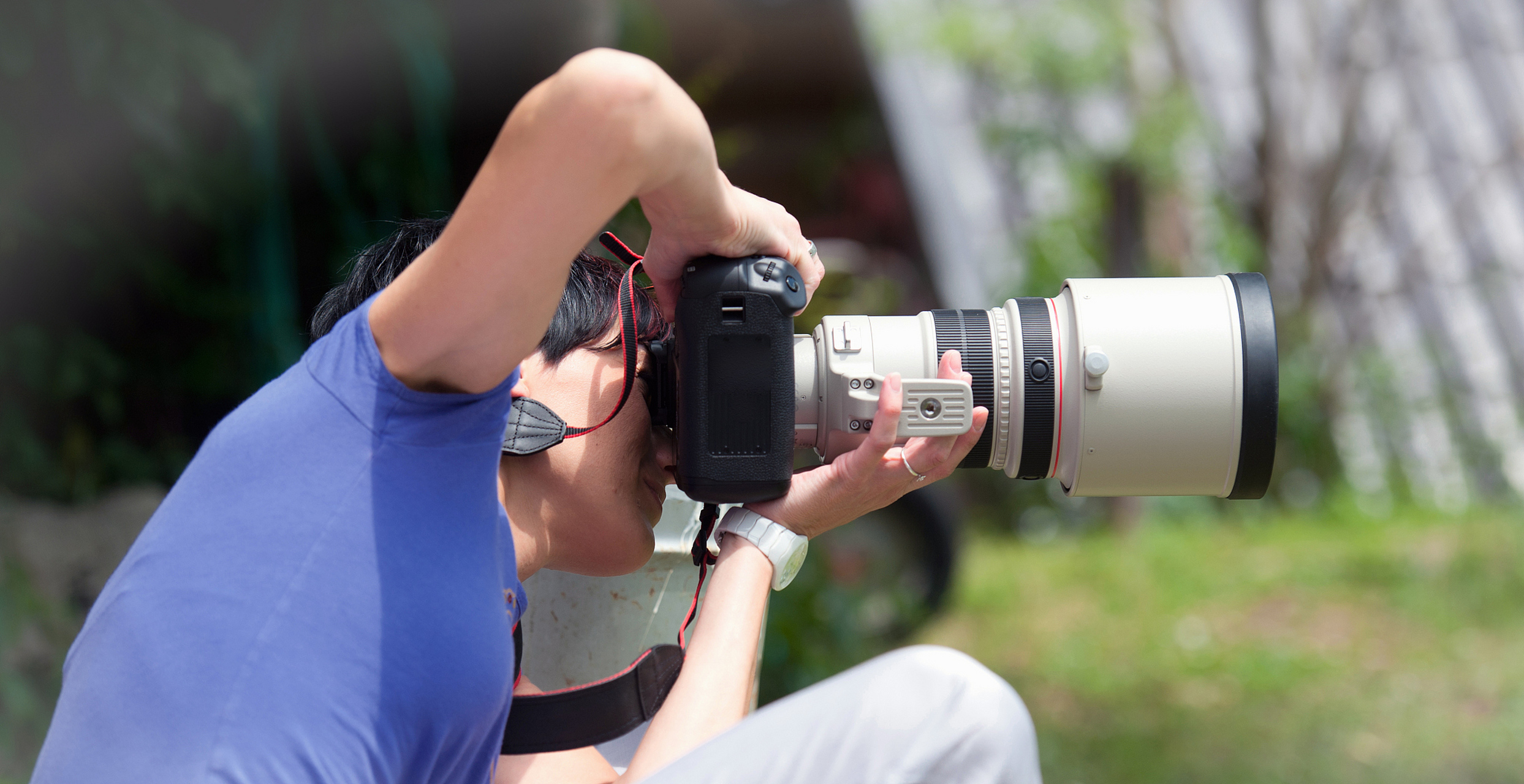 看你拿相机的姿势,就知道是不是新手!