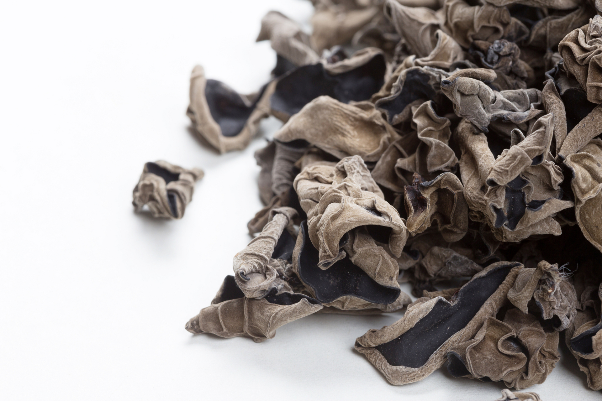 我只能说餐饮大部分用的木耳是35-50元/斤,而家庭吃最多的是50-90元