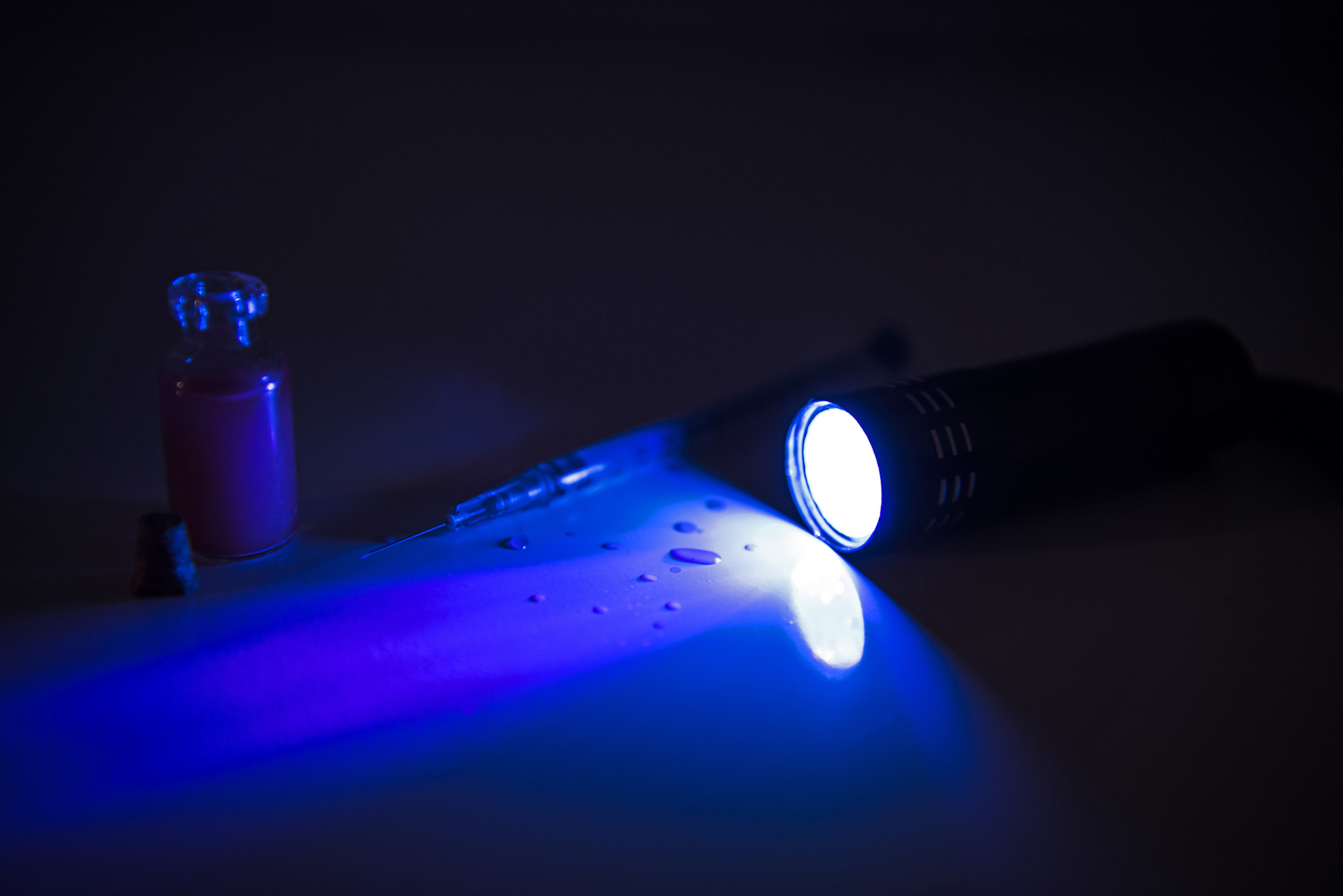 黑光灯(又称紫外线灯)发出的光线中含有大量紫外线,而长时间暴露于