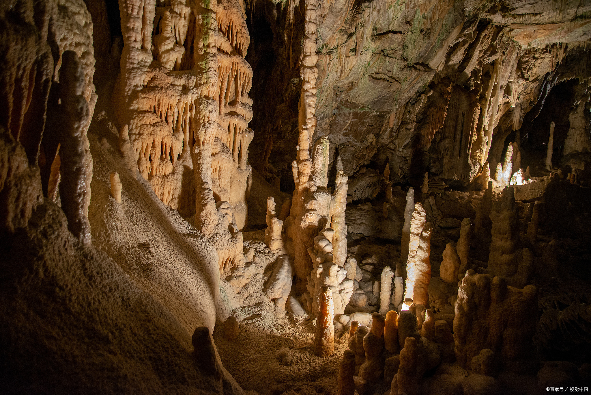 地下大峡谷 地下大峡谷的暗河深度达到百余米,常年水源充沛,景区烙妹
