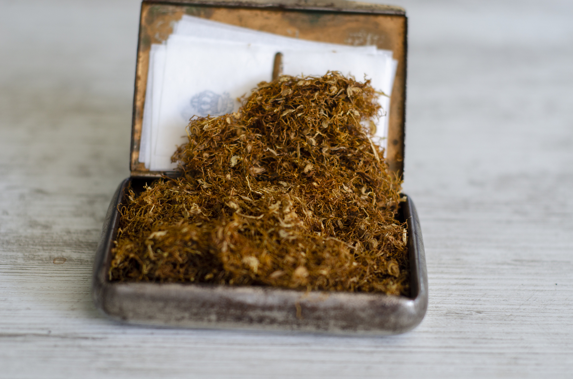 烟斗丝是一种由烟草加工制成的细丝状物,用于烟斗的制作.