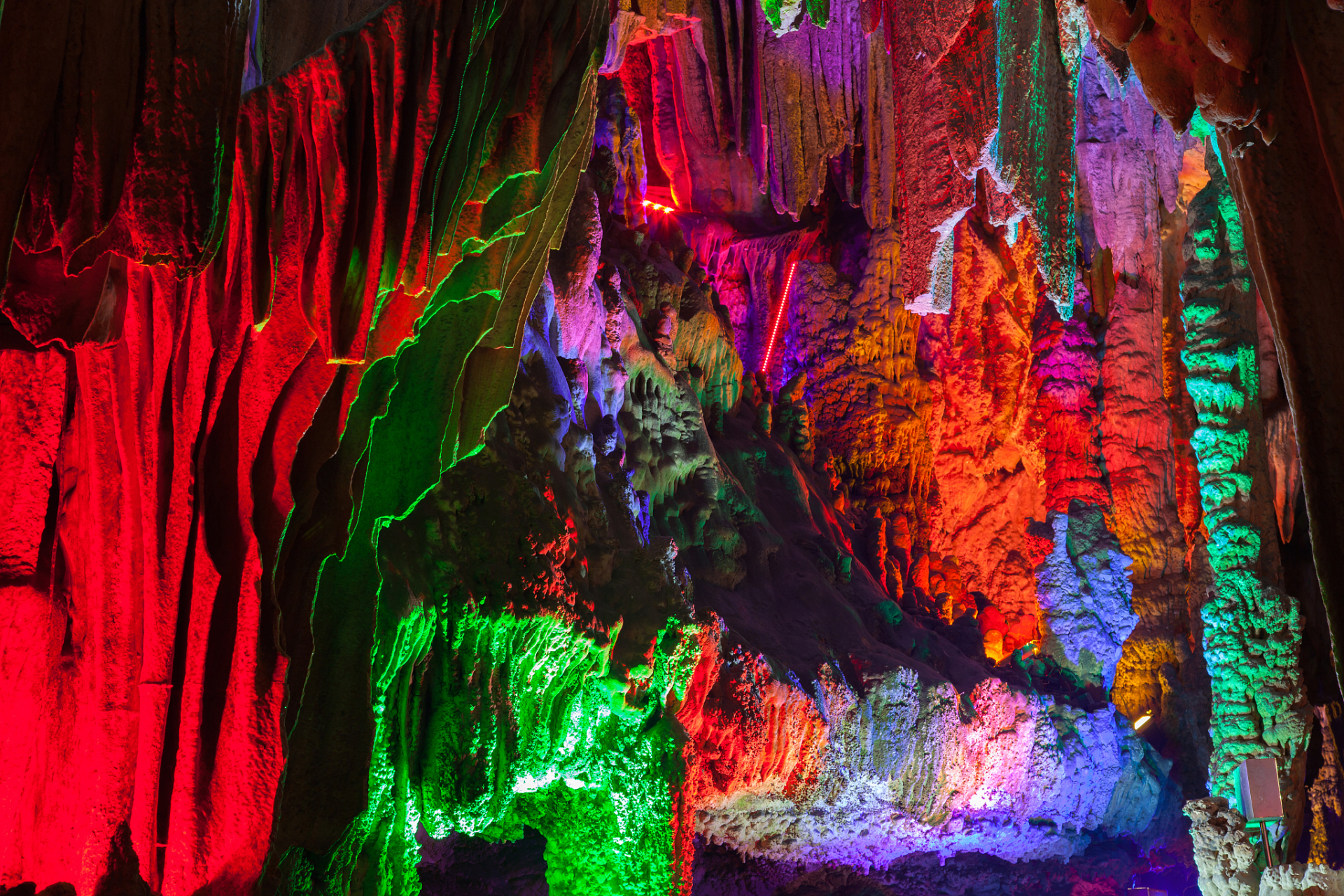 广西巴马百鸟岩,位于瑶族自治县甲篆乡烈屯西北的漠斋山麓,以其独特的