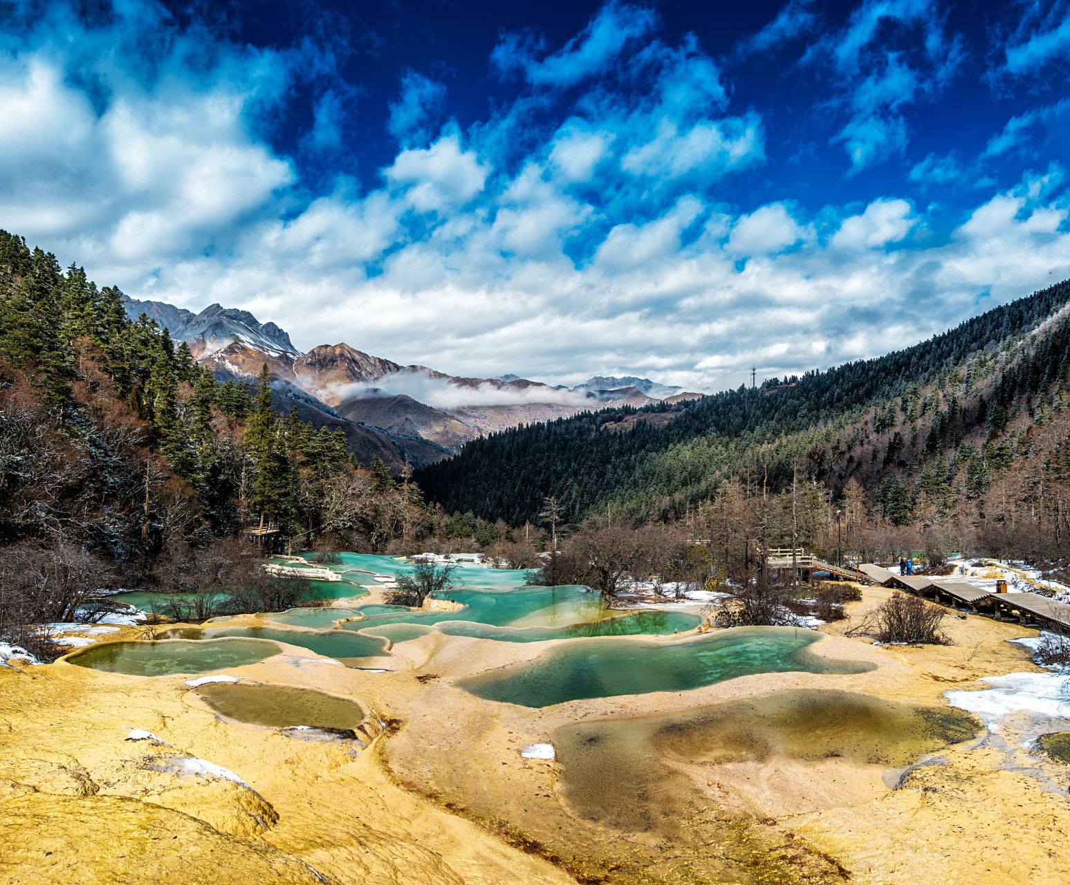 景区黄龙沟,似中国人心目中"龙"的形象,因而历来被喻为"人间瑶池".