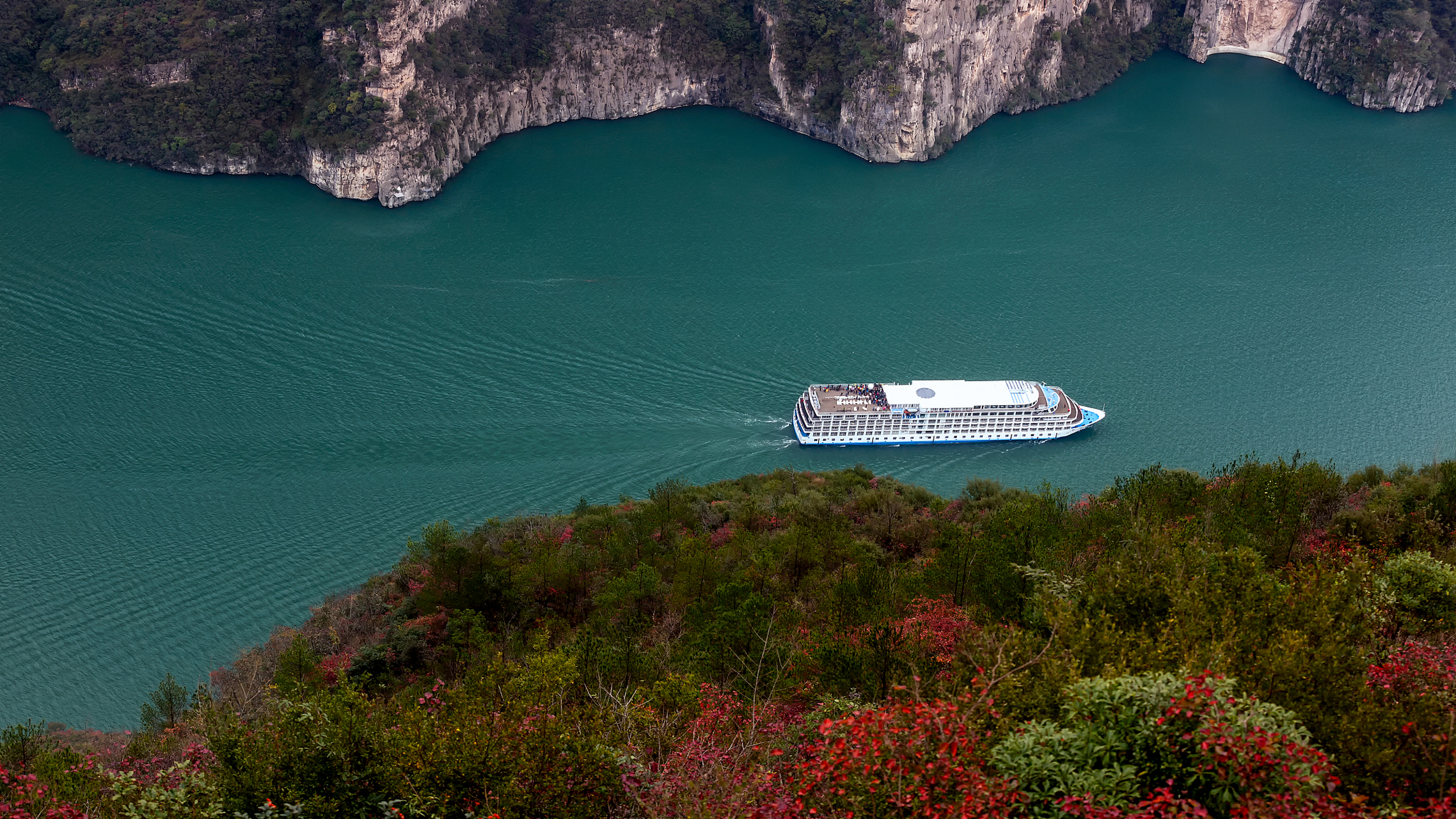 秋天到鹤岗旅游必去的一个景点是龙江三峡.