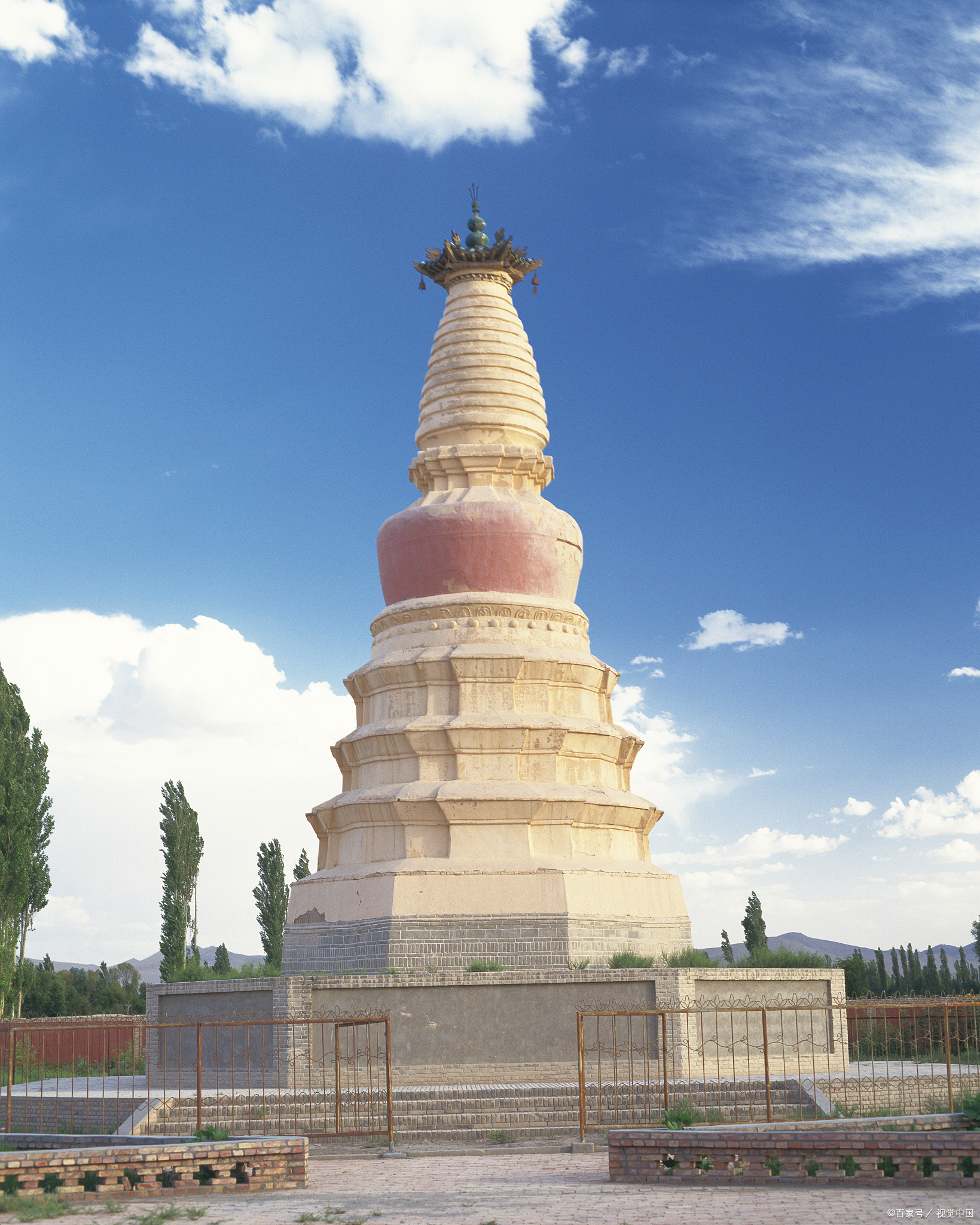 白塔,这座屹立在黄河之畔的古老建筑,更是让我对这片土地充满了无尽的