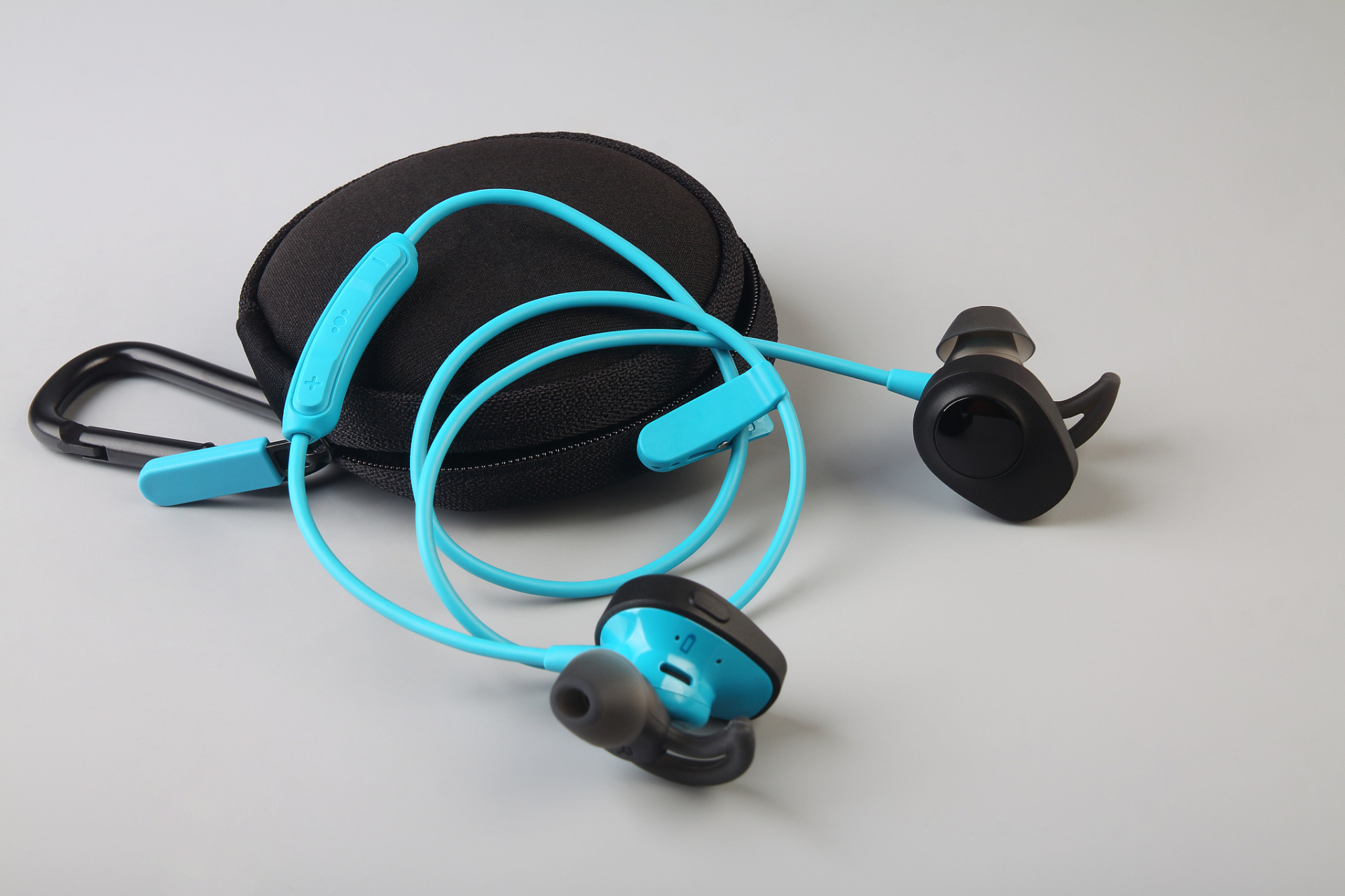 retro-pro2 蓝牙耳机是一款采用主动降噪技术的真无线入耳式耳机