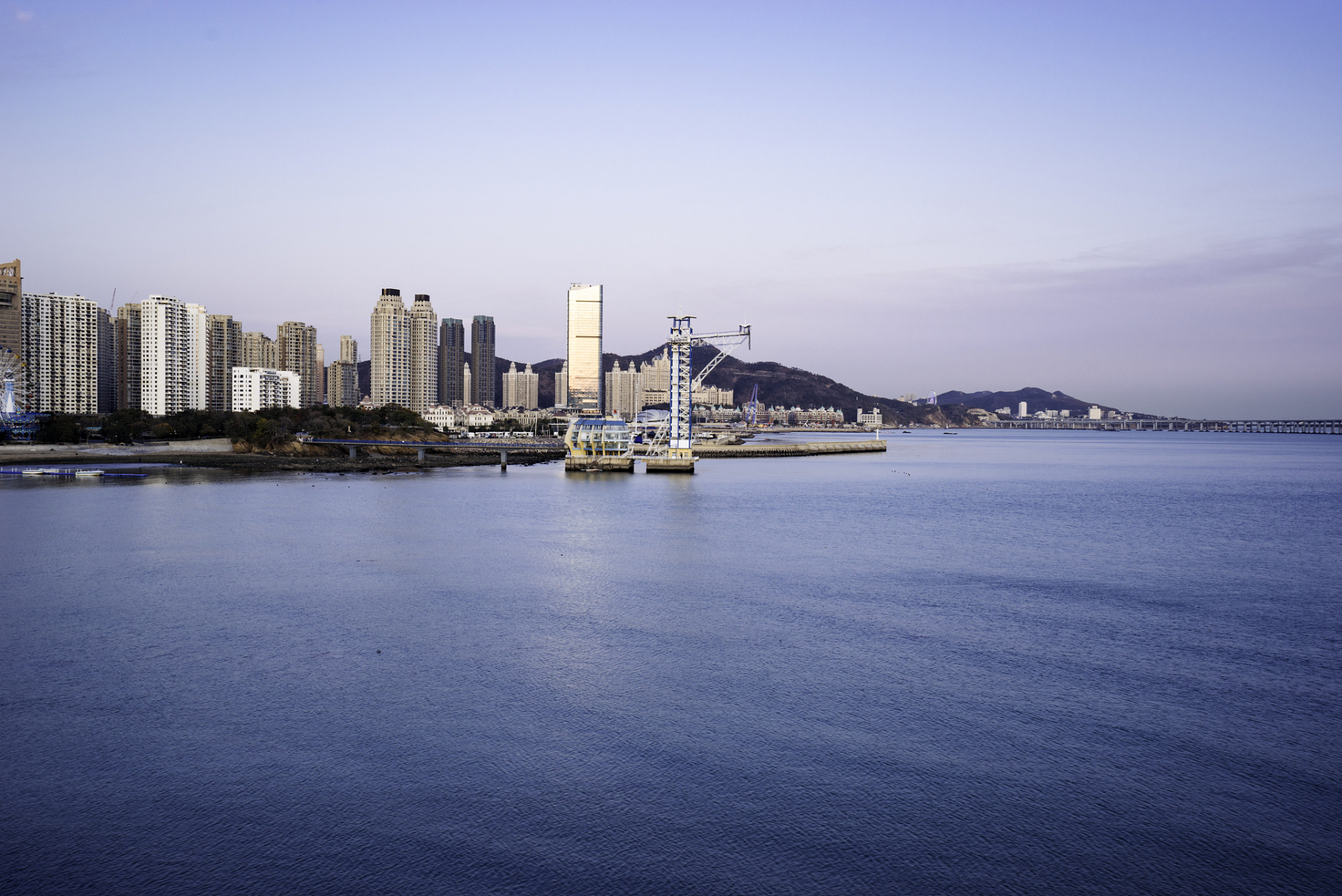 辽宁省大连市庄河蛤蜊岛南部近海海域出现"水龙卷"罕见现象,场面非常