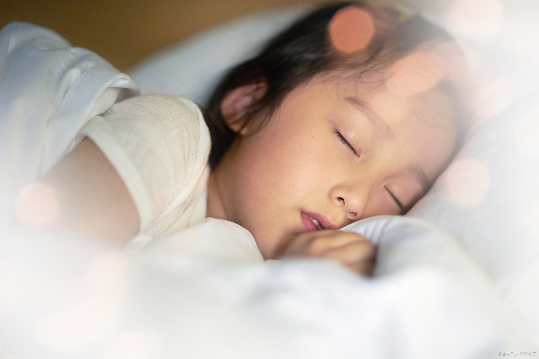 孩子睡觉磨牙是肚子里有蛔虫?这些磨牙的原因家长要了解