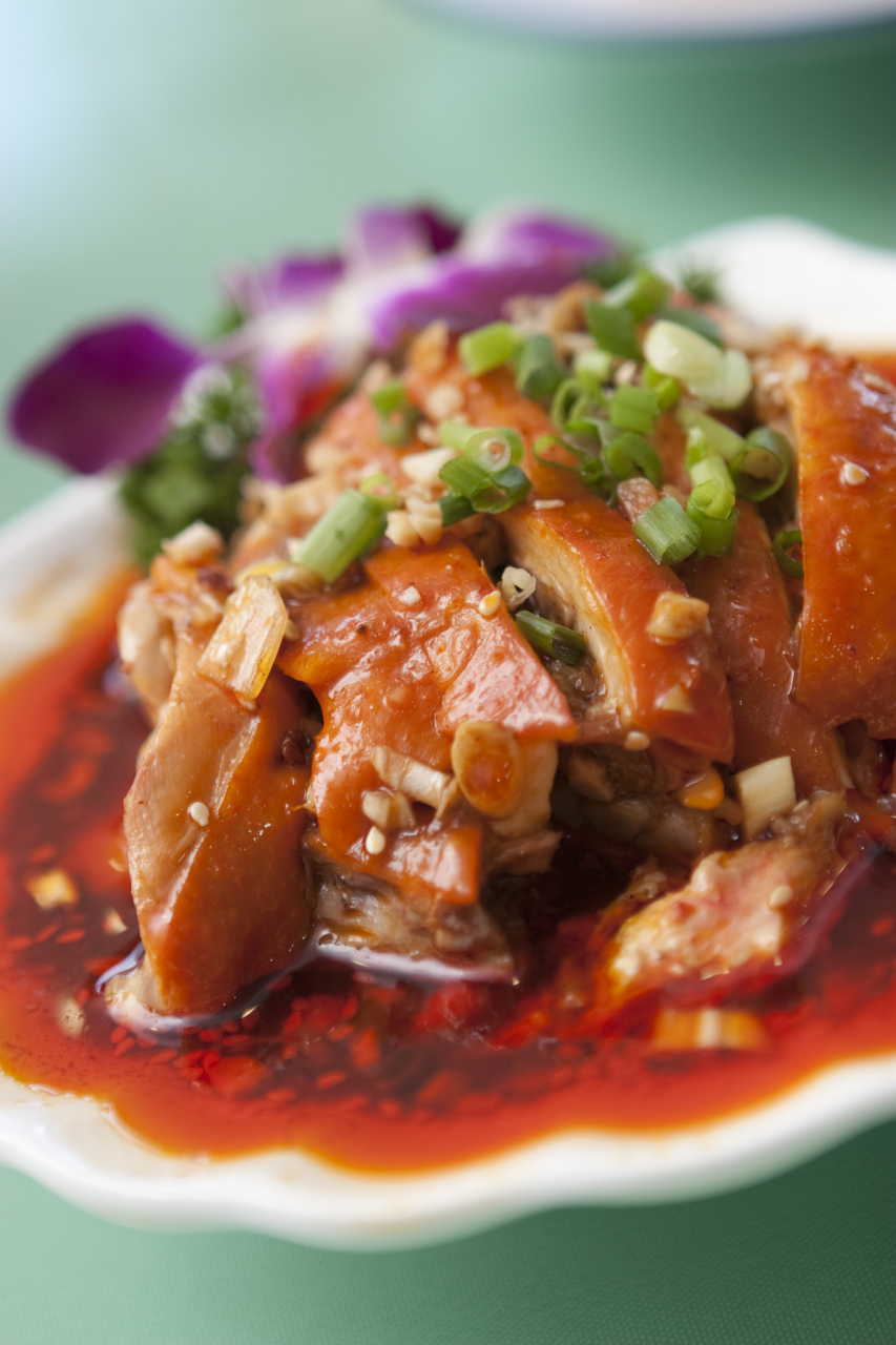 今天要介绍的是蒜泥肘子,一道美味的川菜佳肴!