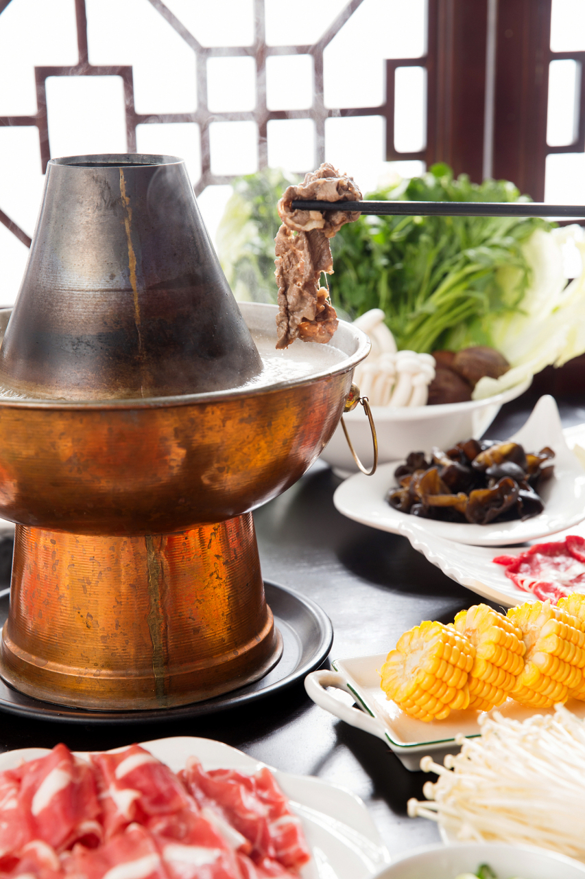 老北京涮羊肉,是一道洋溢着浓郁京味儿的传统火锅佳肴.