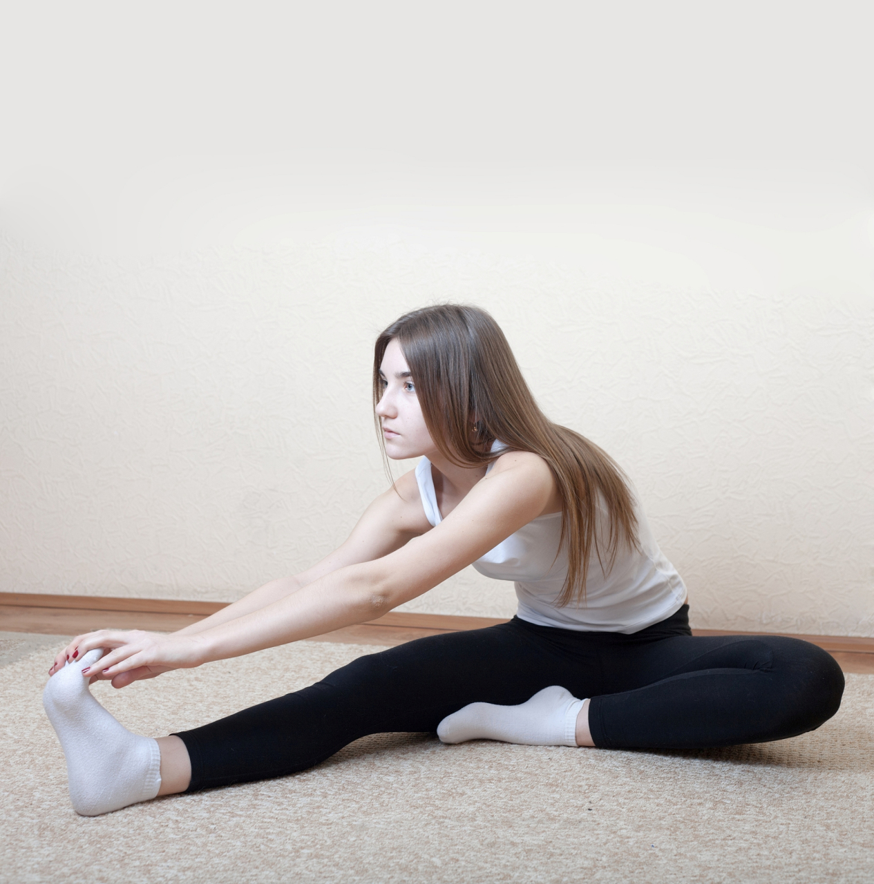 1,改变睡姿,睡觉的时候可以在小腿下面垫一个小被子或枕头,让双腿