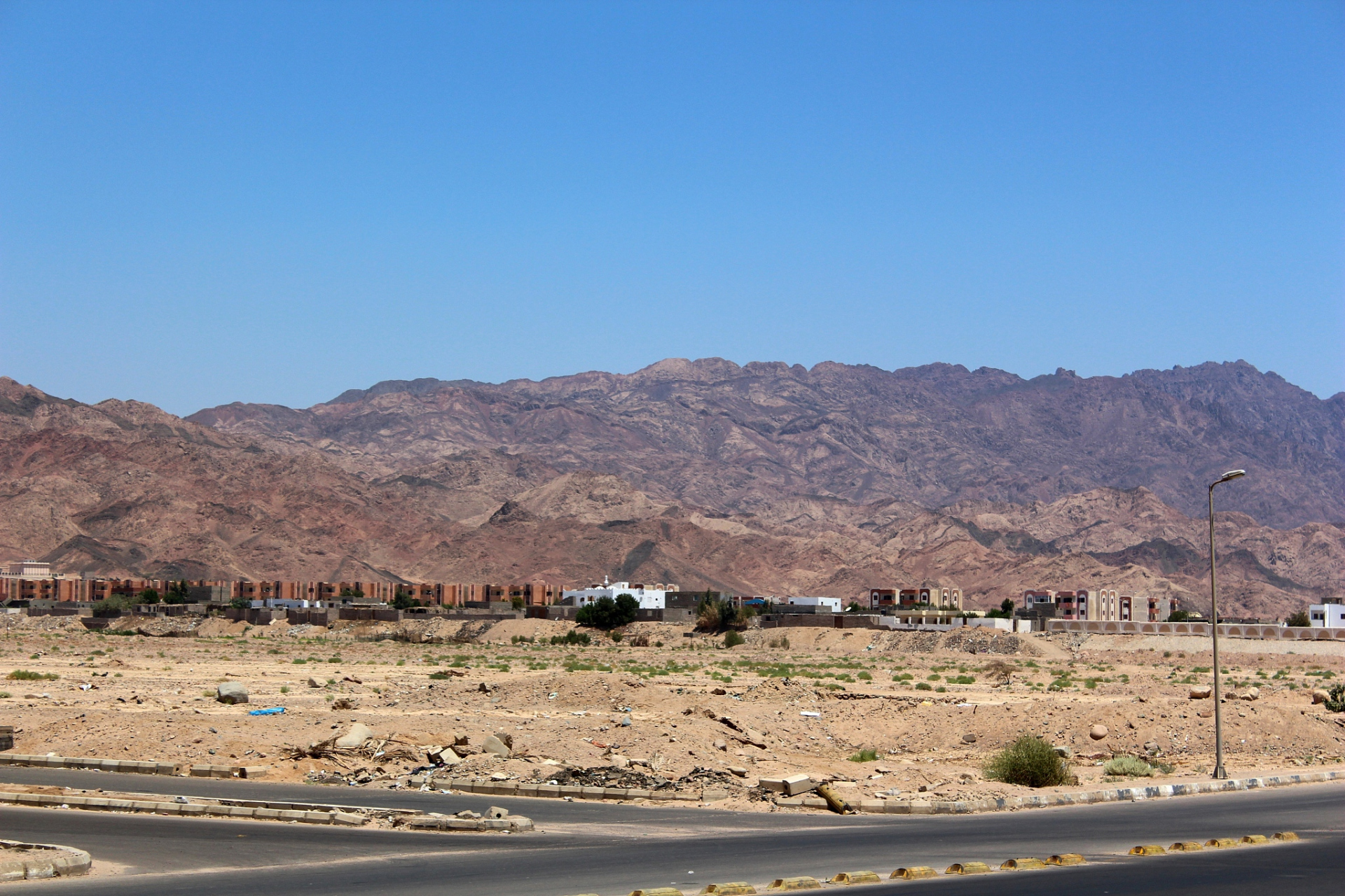 嬉行记# 在敦煌阿克塞哈萨克族自治县的广袤草原上,游牧生活的丰富