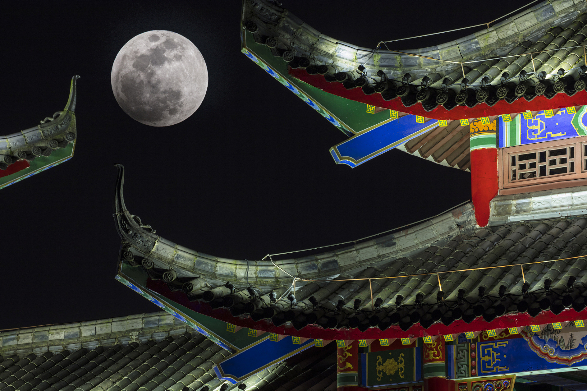 11句#圆月遇上古风建筑氛围感有多绝# #文案#  月轮当空挂,古阁映清辉