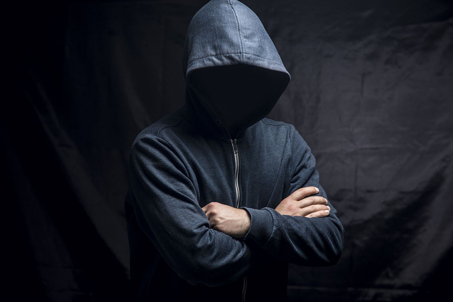 我们村就有一件稀奇事,一个神秘人出资1000多万,建了一个老人疗养院