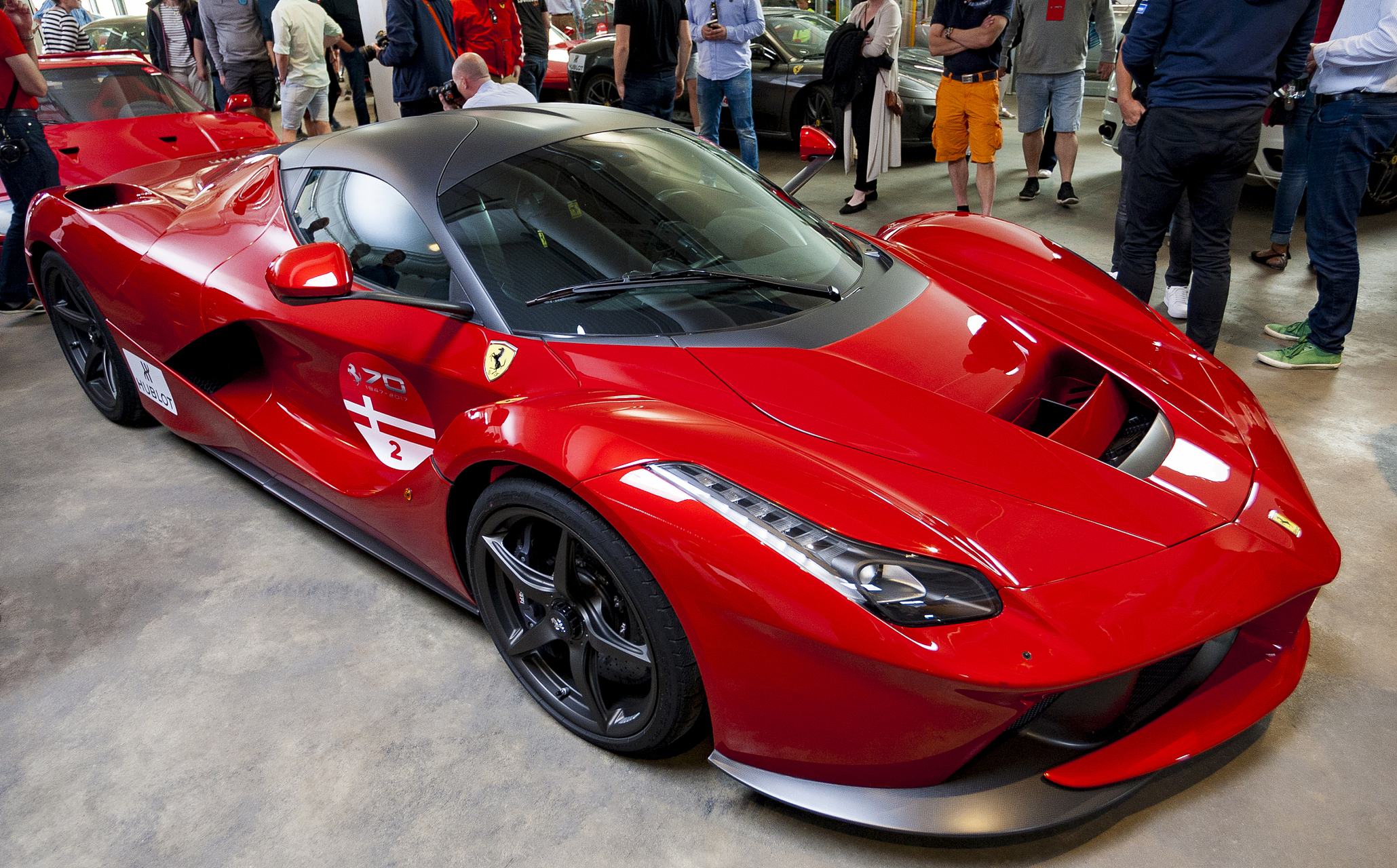 法拉利拉法作为旗舰级超级跑车,以卓越性能,独特设计和出色品质著称.