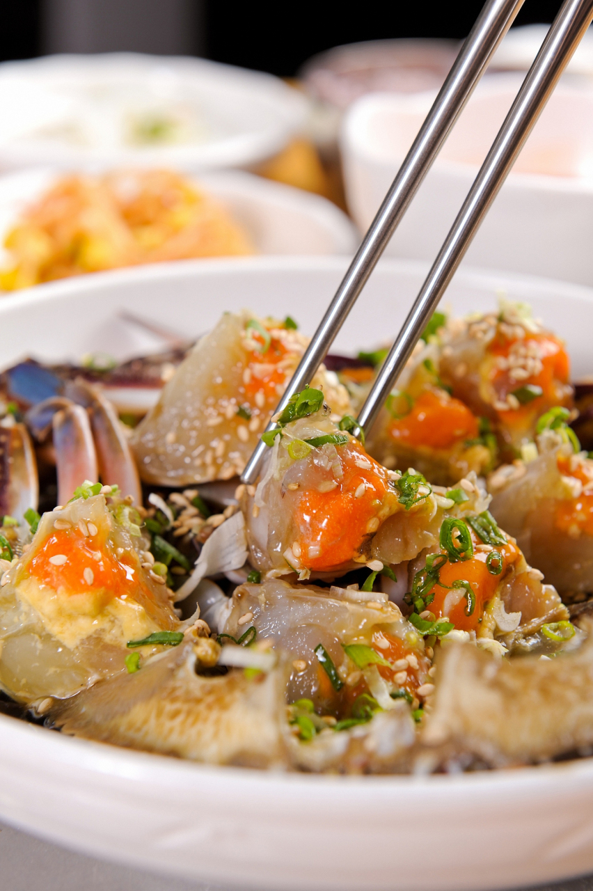 红膏呛蟹是咸蟹中的精品,用肥硕的野生红膏蟹才能腌出呛蟹特有的咸鲜