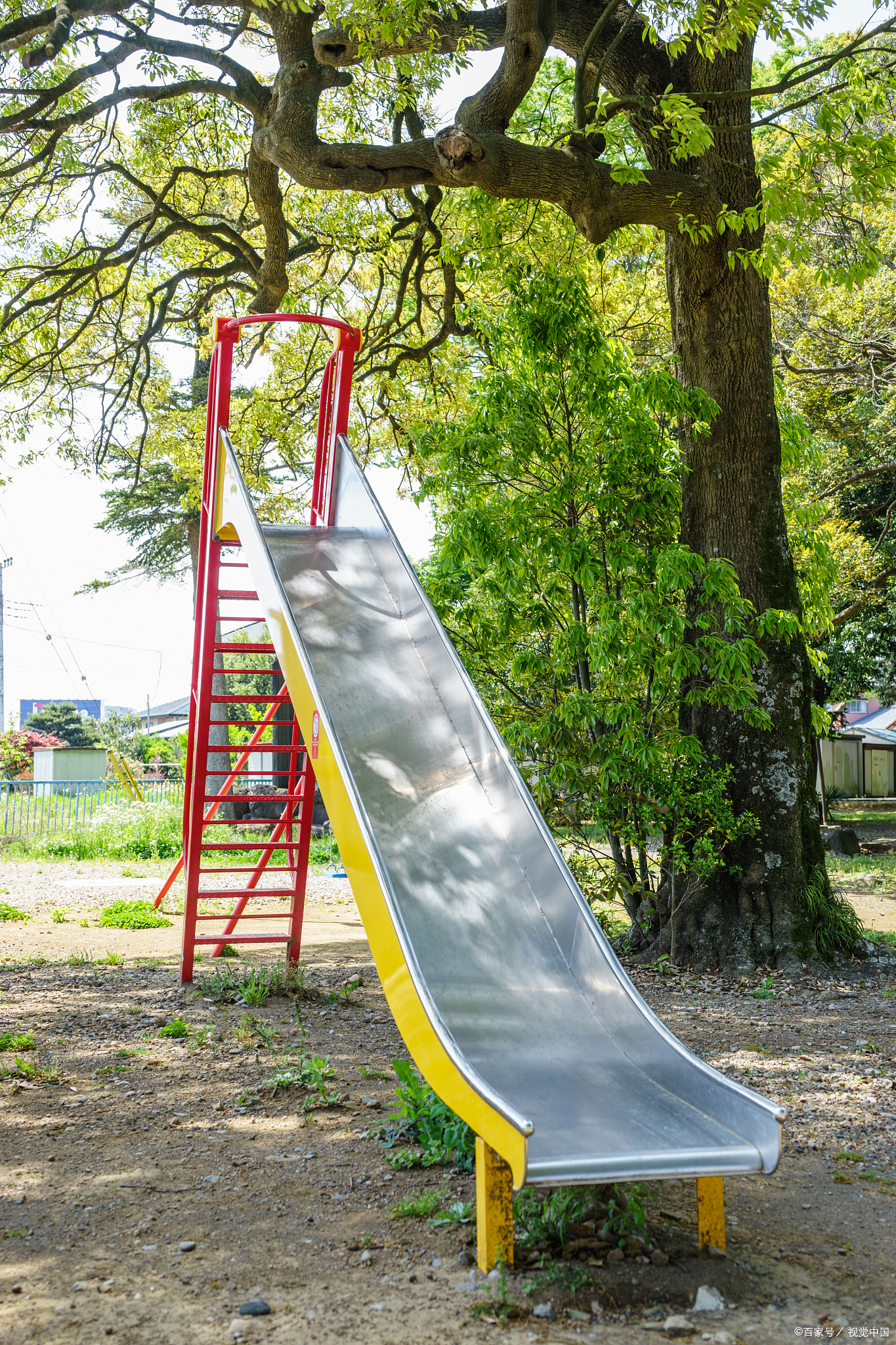 热点周际赛# 1月11日河南开封,00后女子玩滑滑梯后屁股火辣辣,开9