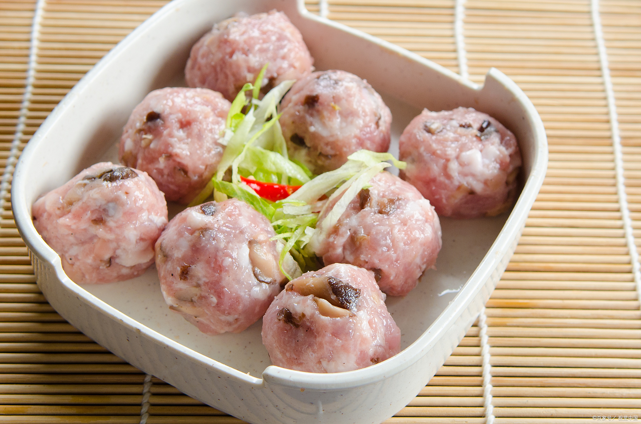 潮汕虾丸是广东潮汕地区的传统美食,以鲜虾为主要原料,加入适量的淀粉