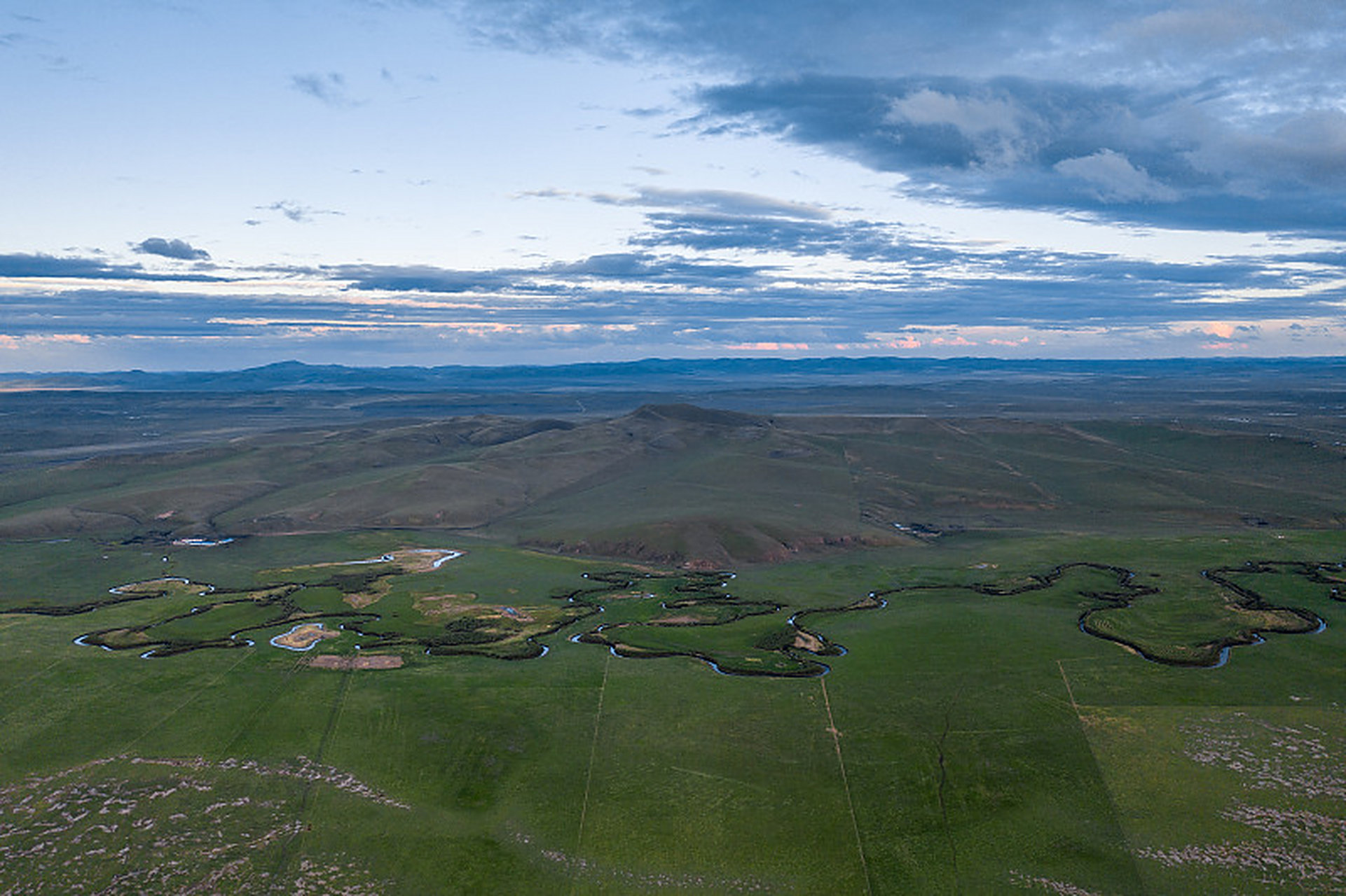 #奔赴春天的旅行# 在神秘莫测的敦煌戈壁滩上,越野骑行成为了一种令人