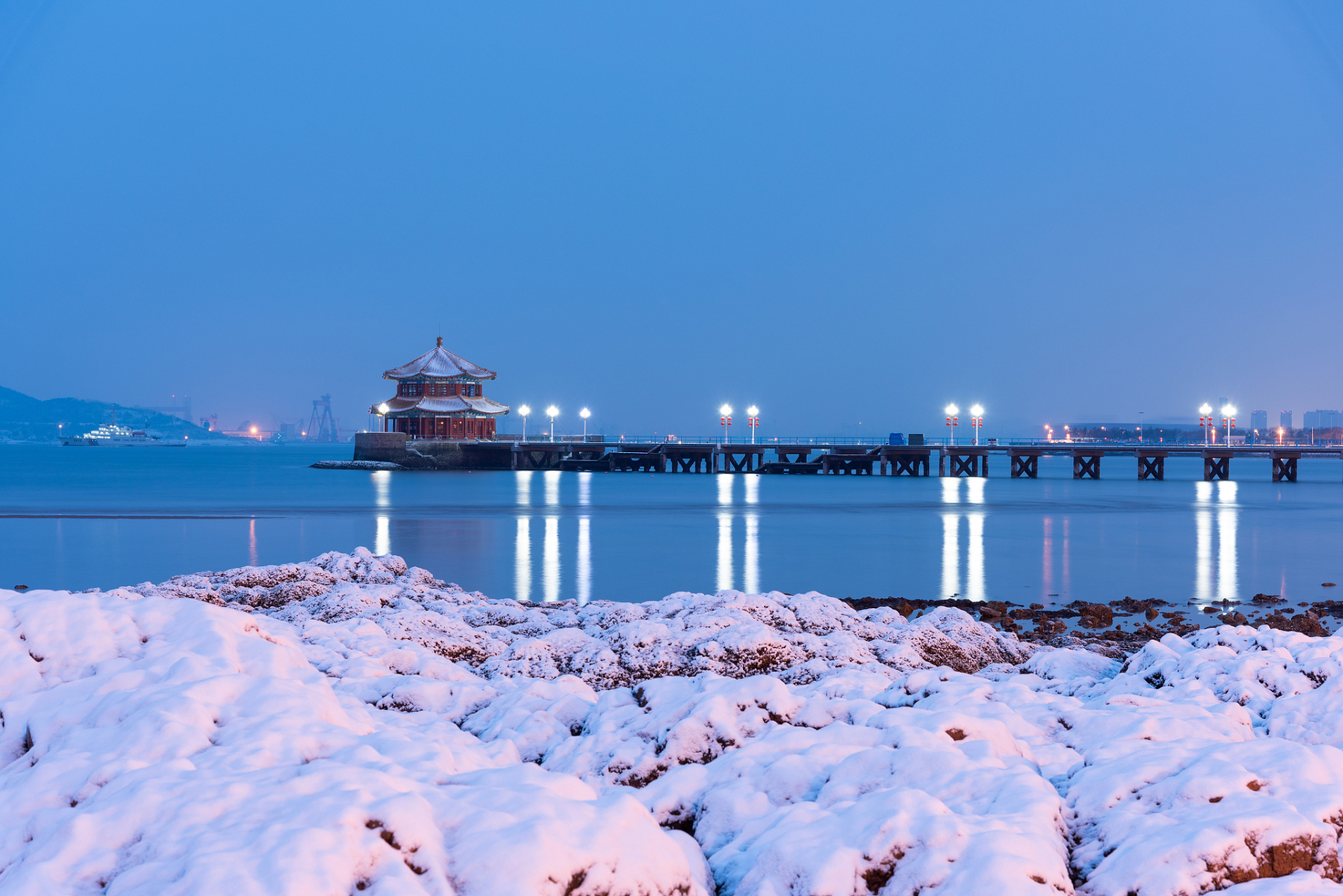 97 青岛栈桥:位于山东省青岛市市南区,是一座著名的海滨景点.