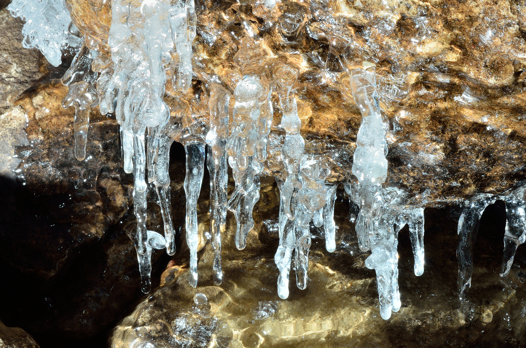 贵州绥阳双河洞吃溶洞火锅,涮毛肚时钟乳石滴水加