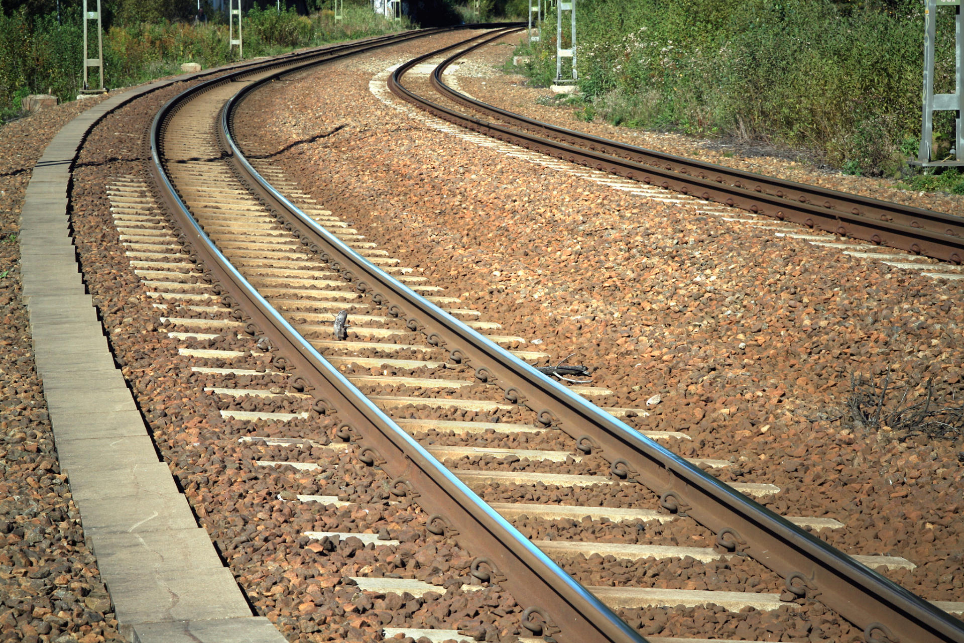 火车的轨道通常由两根平行的钢轨组成,钢轨的截面为工字形,由轨头