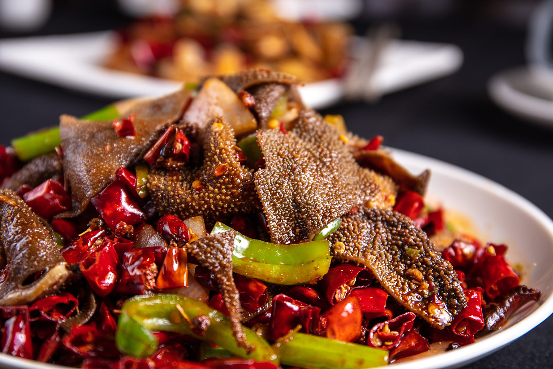 首先,我们需要将牛肚清洗干净,然后放入锅中加水煮熟.