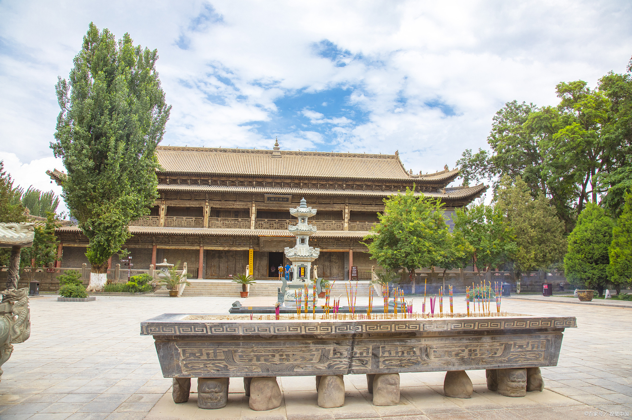 天水净土寺,亦称曼殊寺,位于甘肃省天水市东南部,毗邻全国四大石恐