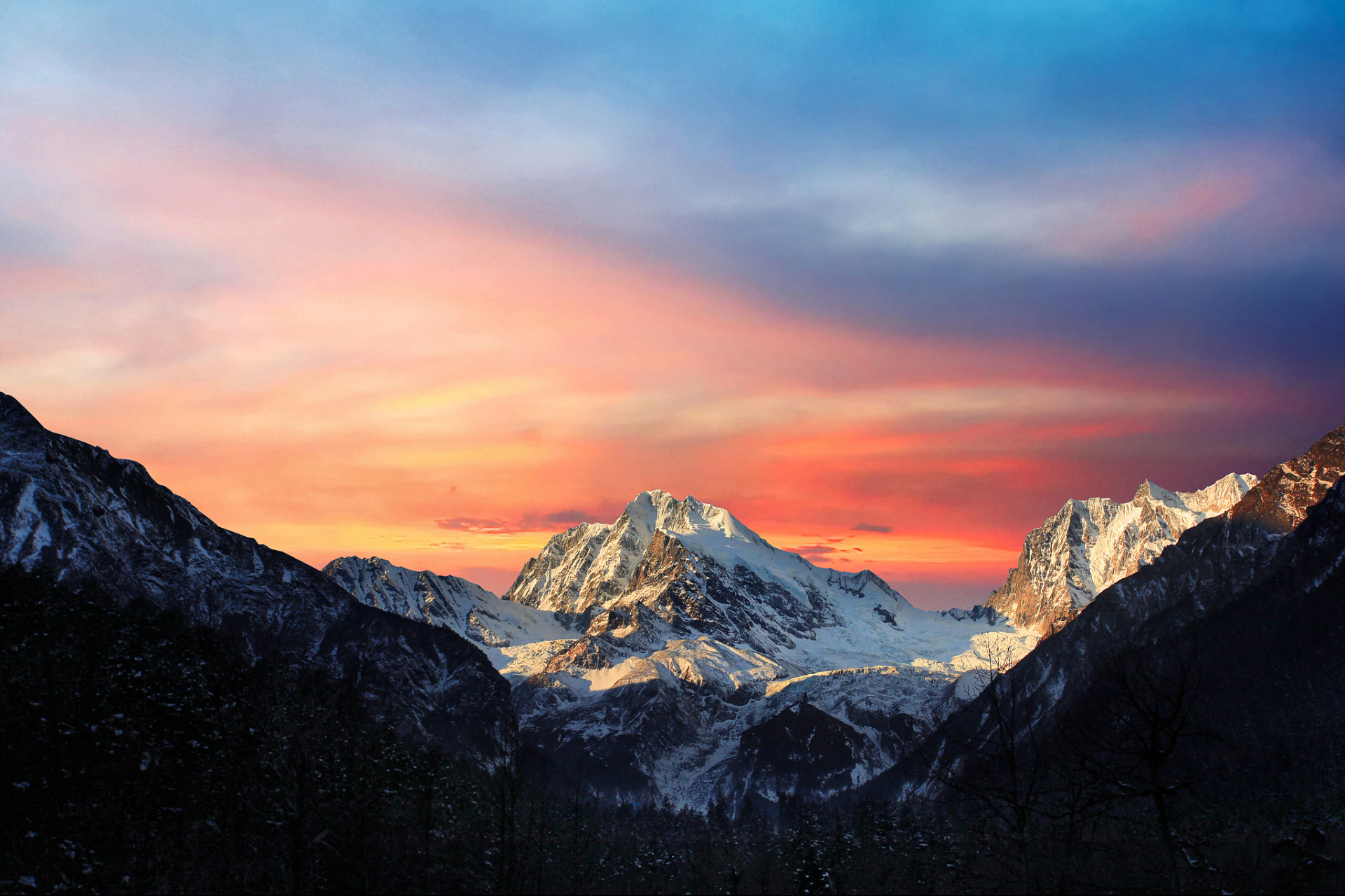 78 贡嘎雪山,位于四川西藏边境,是中国西南地区最壮美的山峰之一