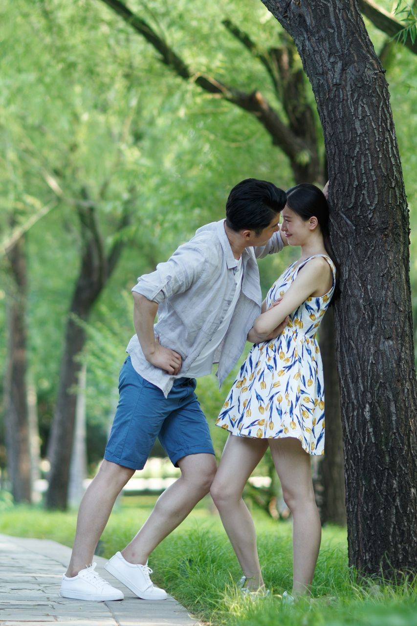 今天在公园里散步,突然看到一对小情侣正在甜蜜地腻歪着.