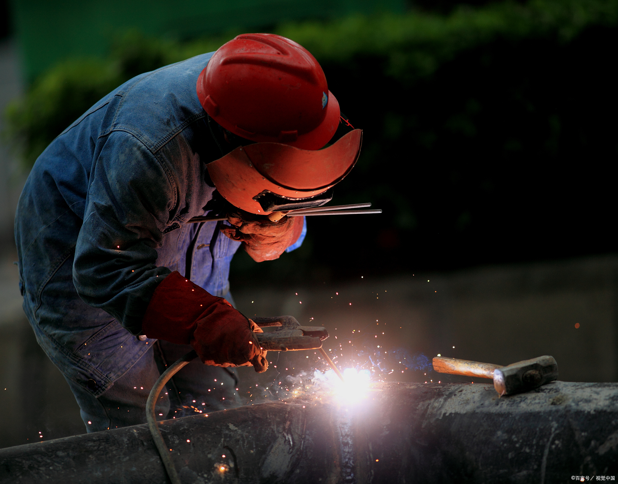 56首诗词,点赞大国工匠电焊工:巧手超能堪鬼斧,精工远誉技无涯