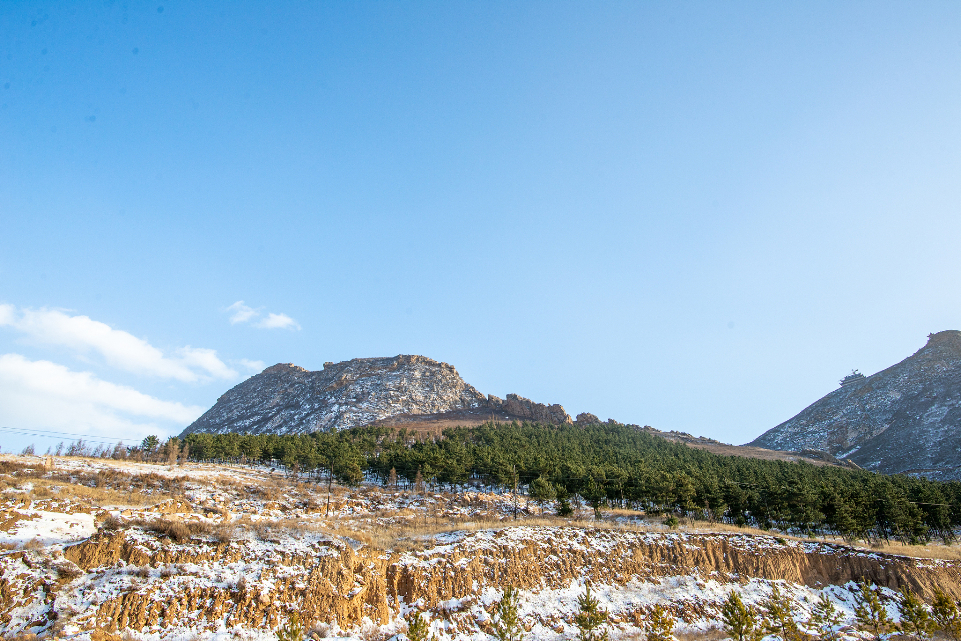 白狼山,又名白鹿山,是阴山余脉的一座主峰.