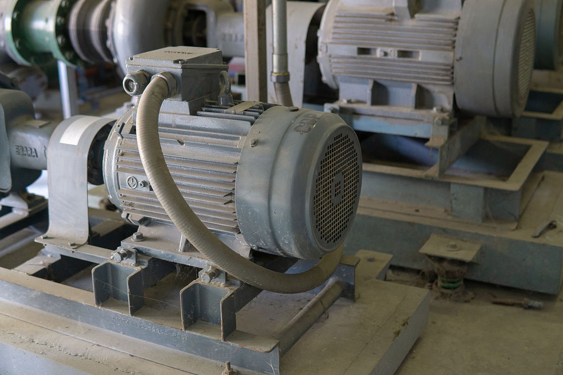 三相鼠笼异步电动机的降压启动方法包括全压启动,降压启动,星形-三角