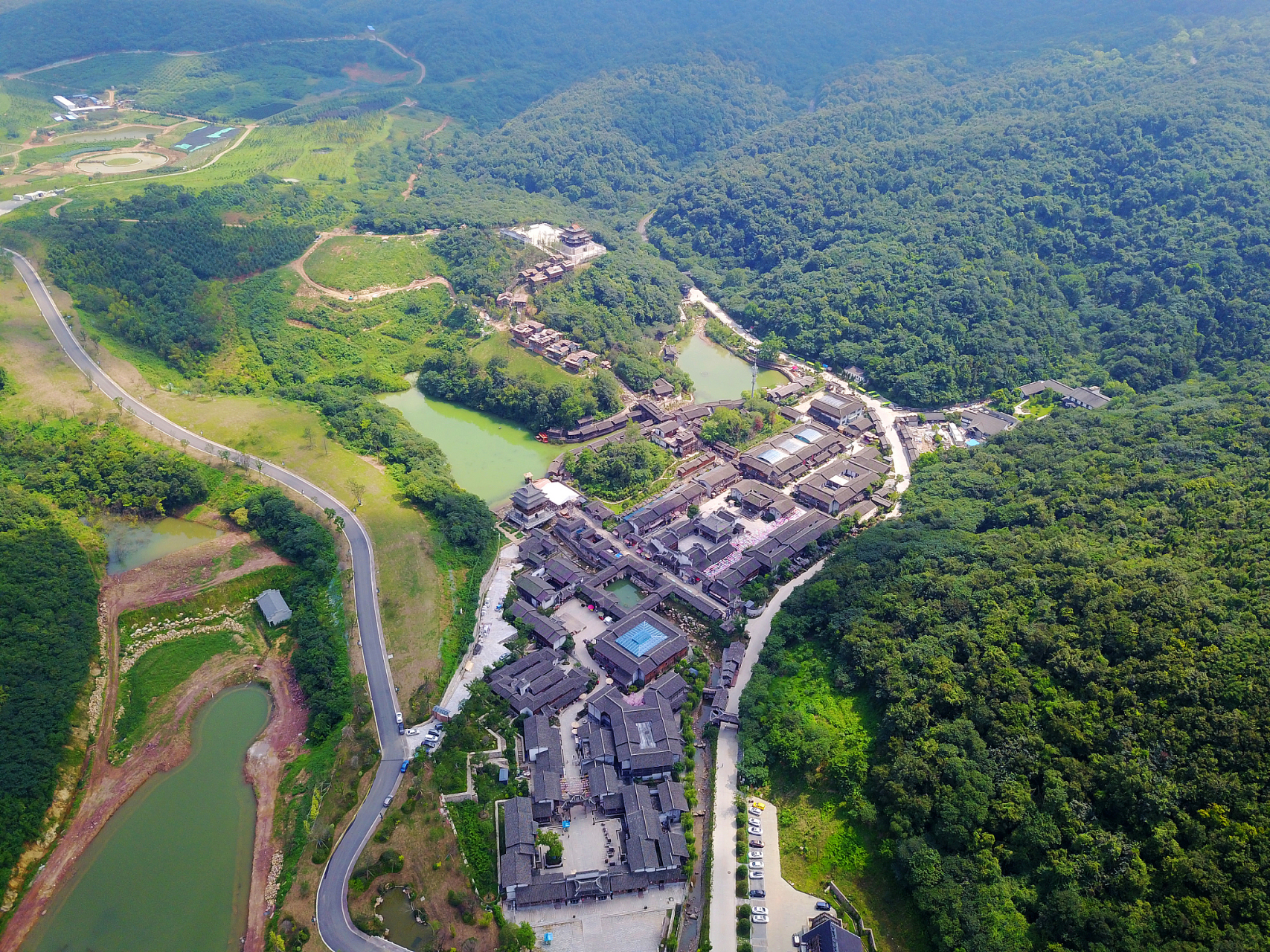 宝华山国家森林公园位于句容市以北,处于312国道南侧,沪宁高速公路以