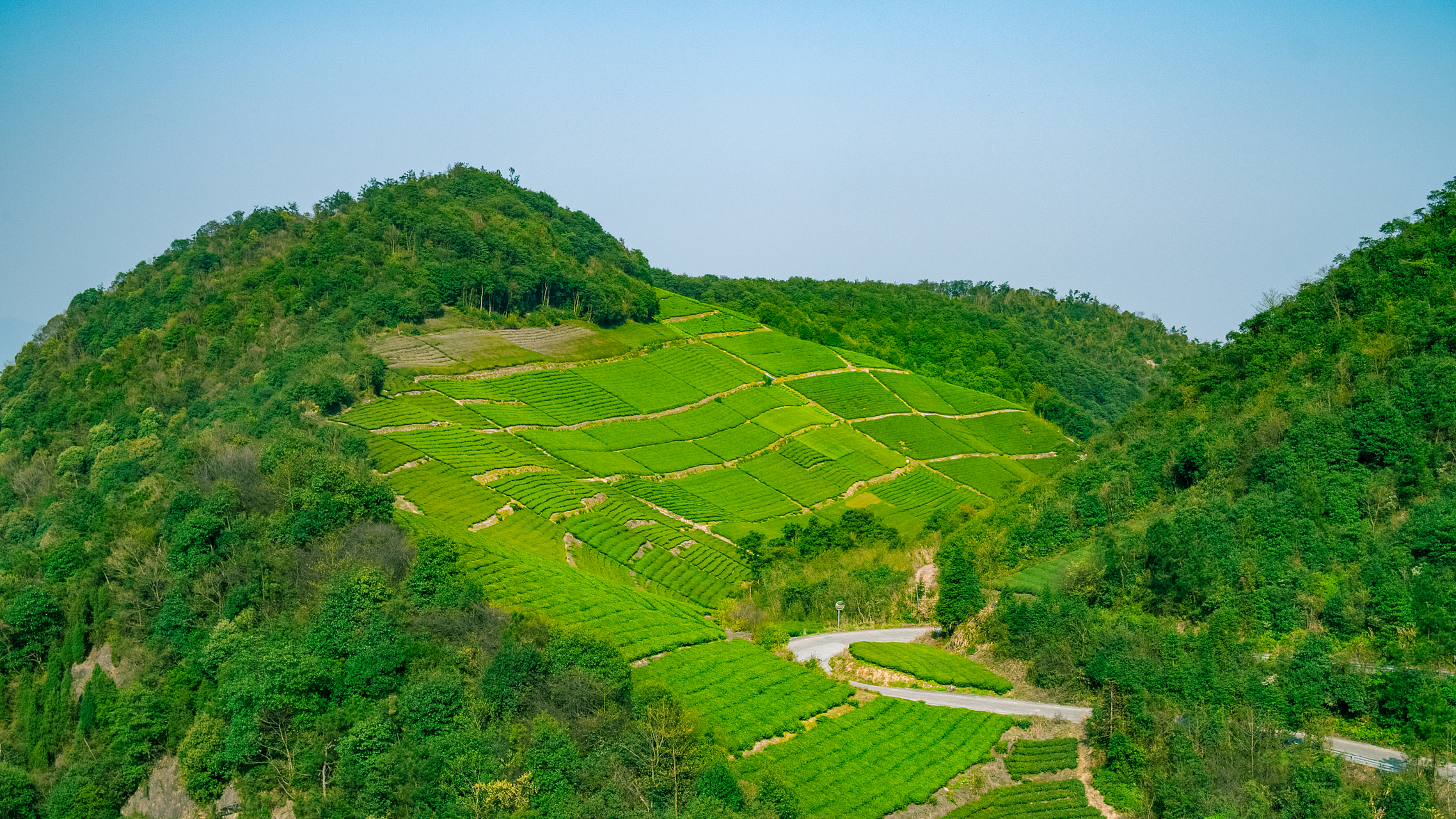 位于上虞岭南的覆卮山景区,是上虞地区的第一高峰,其壮丽景观可谓令人