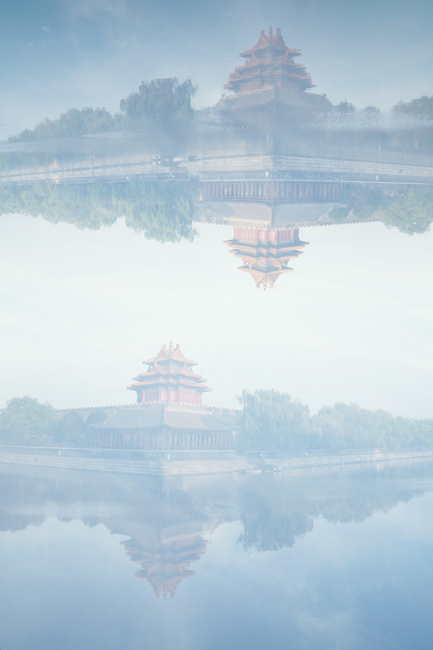 故宫的水天一色 湛蓝的天空与碧绿的湖水交相辉映 皇城栏杆上青石铺就