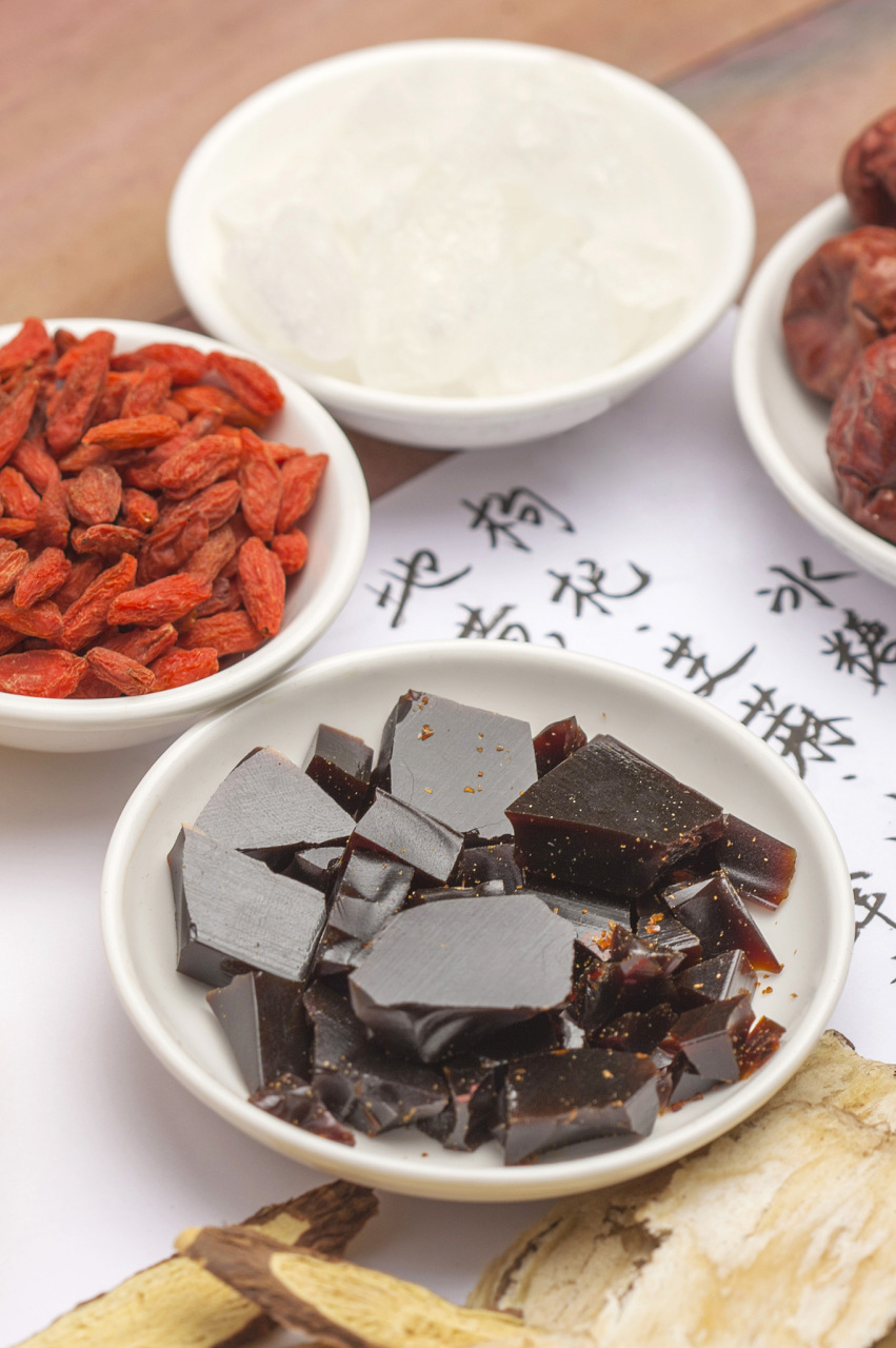 阿胶作为一种珍贵的中药材,主要由马科动物驴的干燥皮或鲜皮经过特定