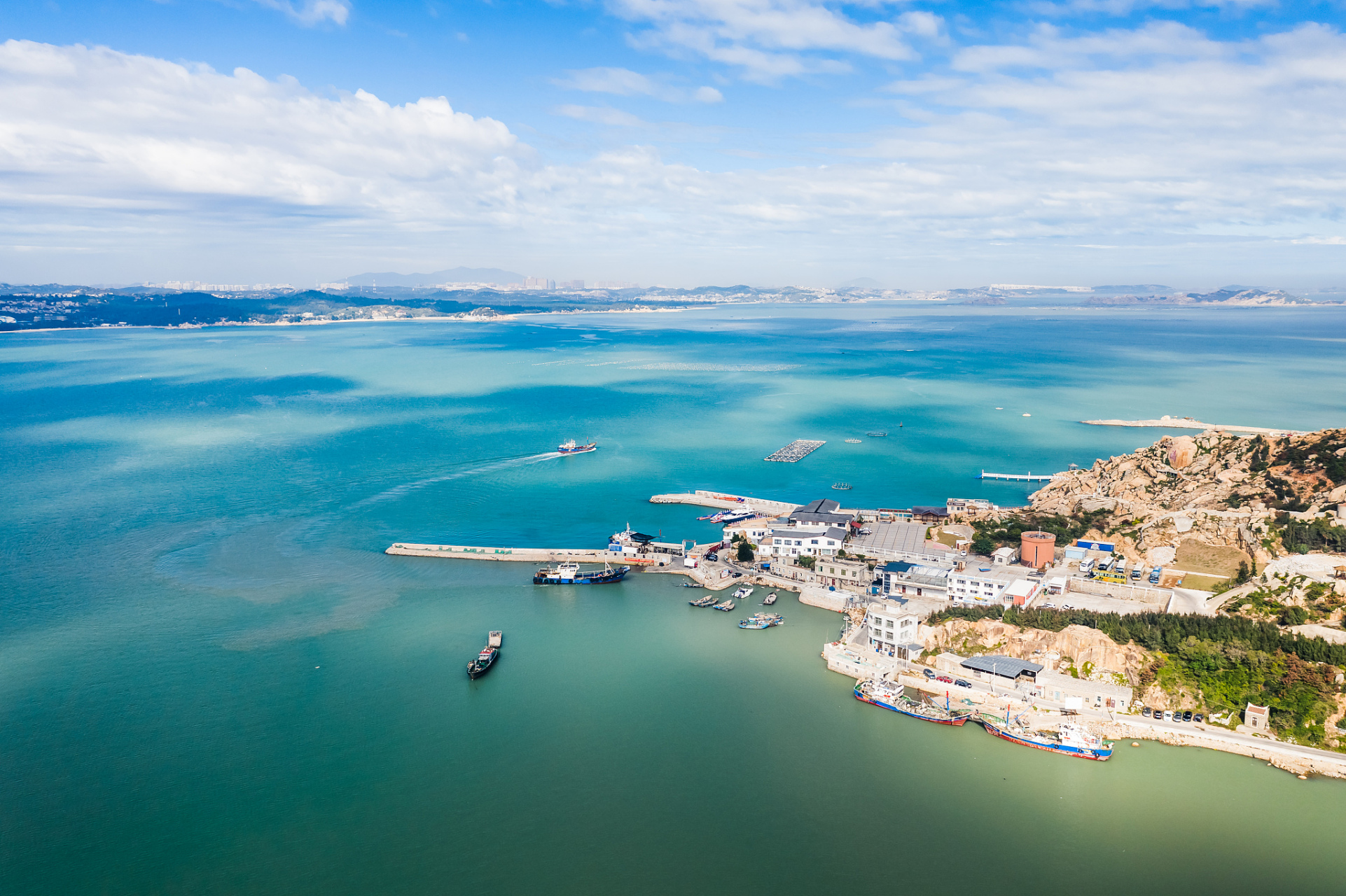 平潭素有"海滨沙滩甲天下,海蚀地貌冠全球"之美誉,海滨沙滩总长达70公