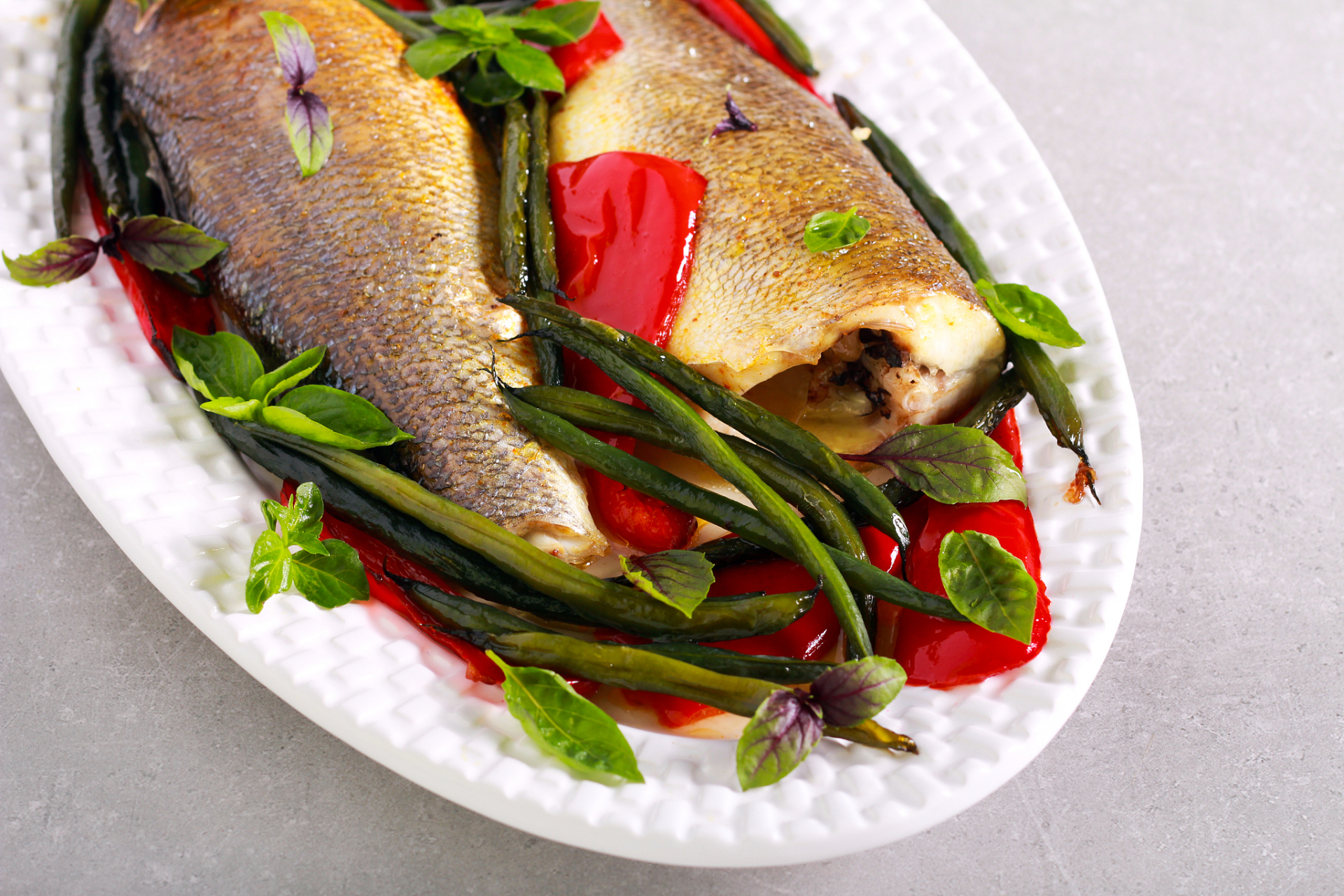 大家好,欢迎来到壮乡美食课堂,今天教大家做一道盐焗鲈鱼,鲜美嫩滑