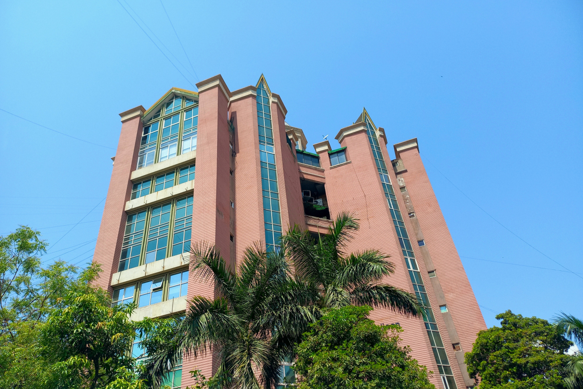 **静安别墅,上海的静谧文艺角落** 在上海繁华的南京西路上,有一处名