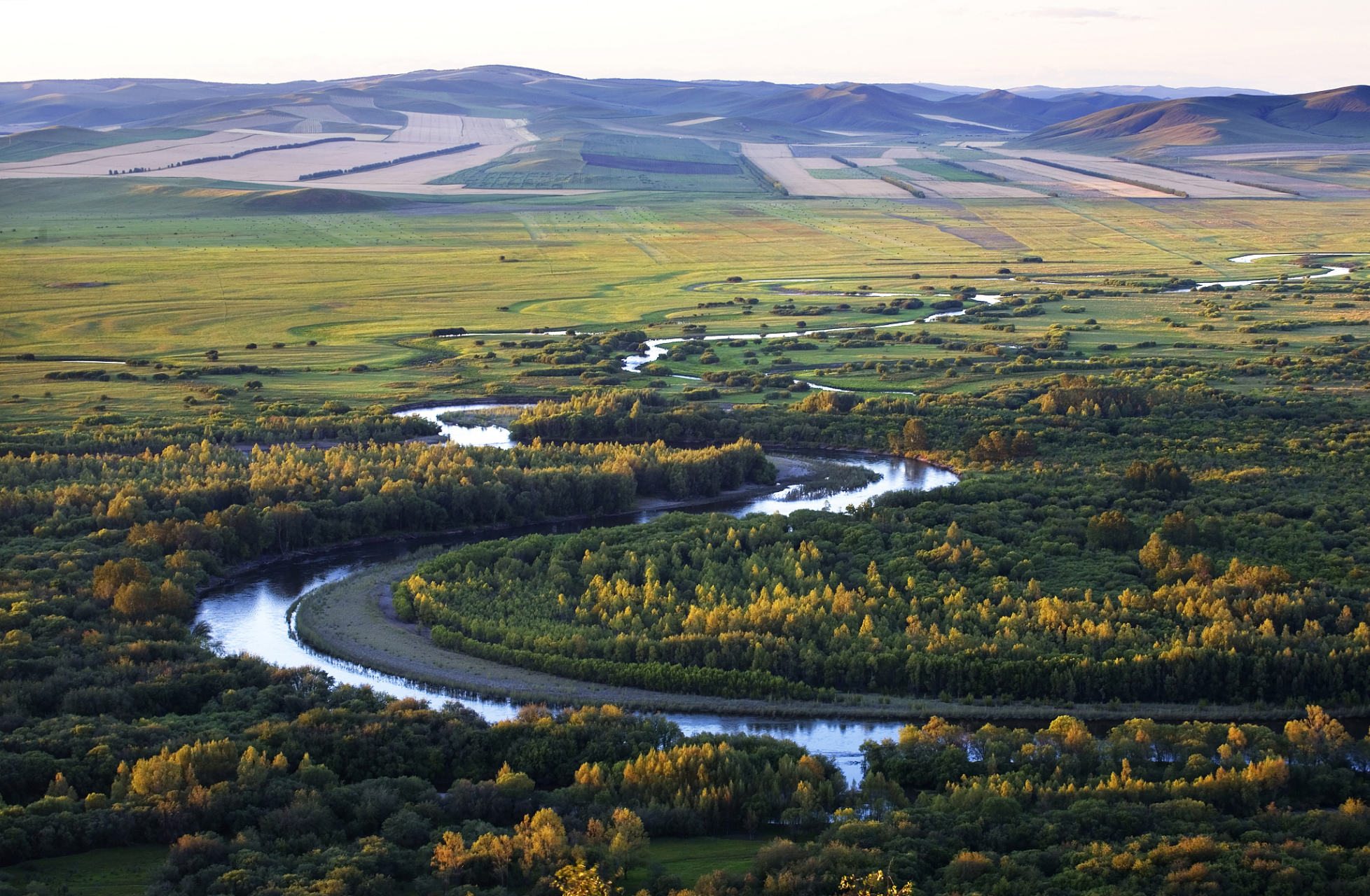 额尔古纳河右岸# 《额尔古纳河右岸》是一本由迟子建所写的小说,它