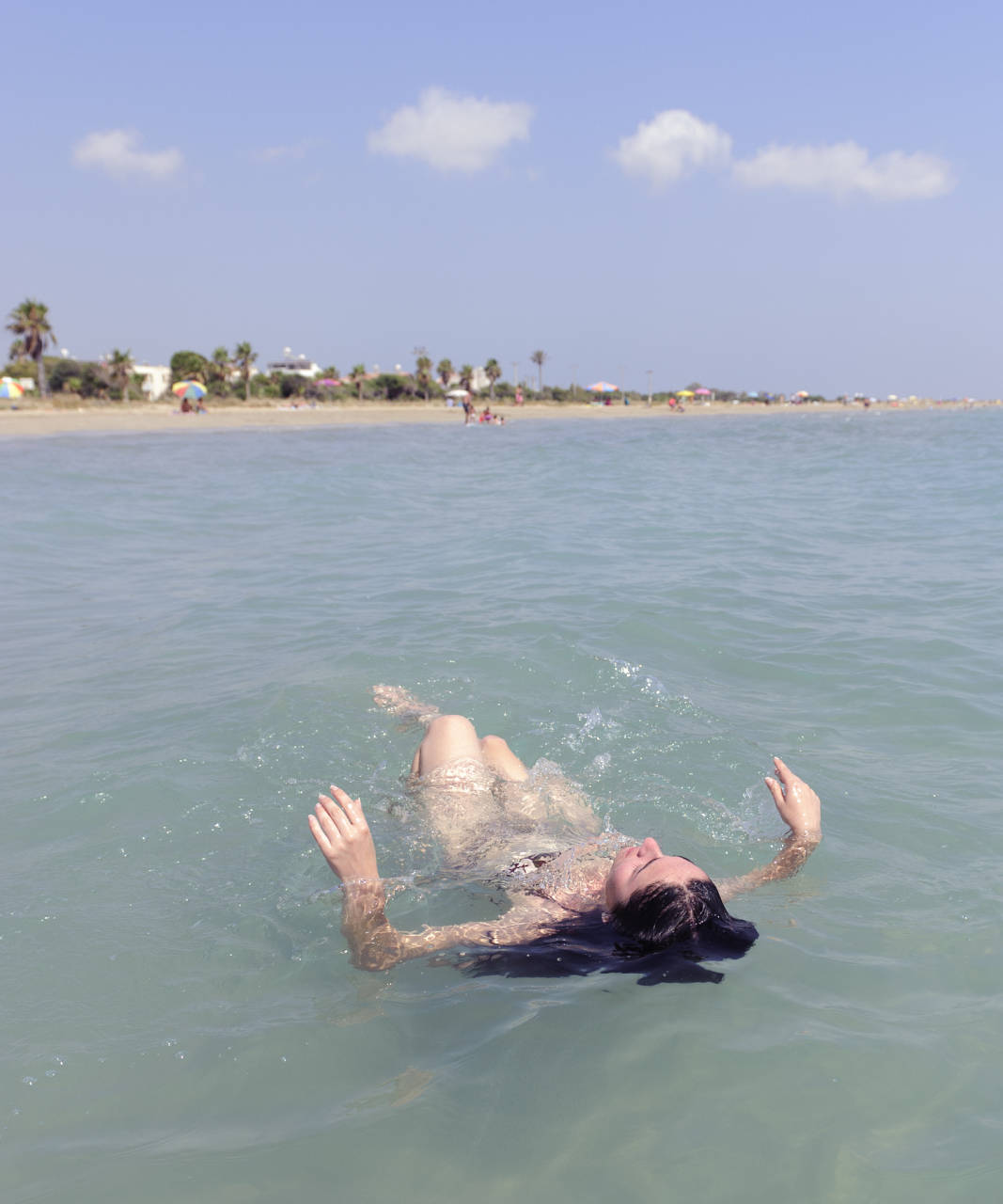 近日,一段"女子在云南大理洱海裸泳"的视频在网上流传,引发网友关注和