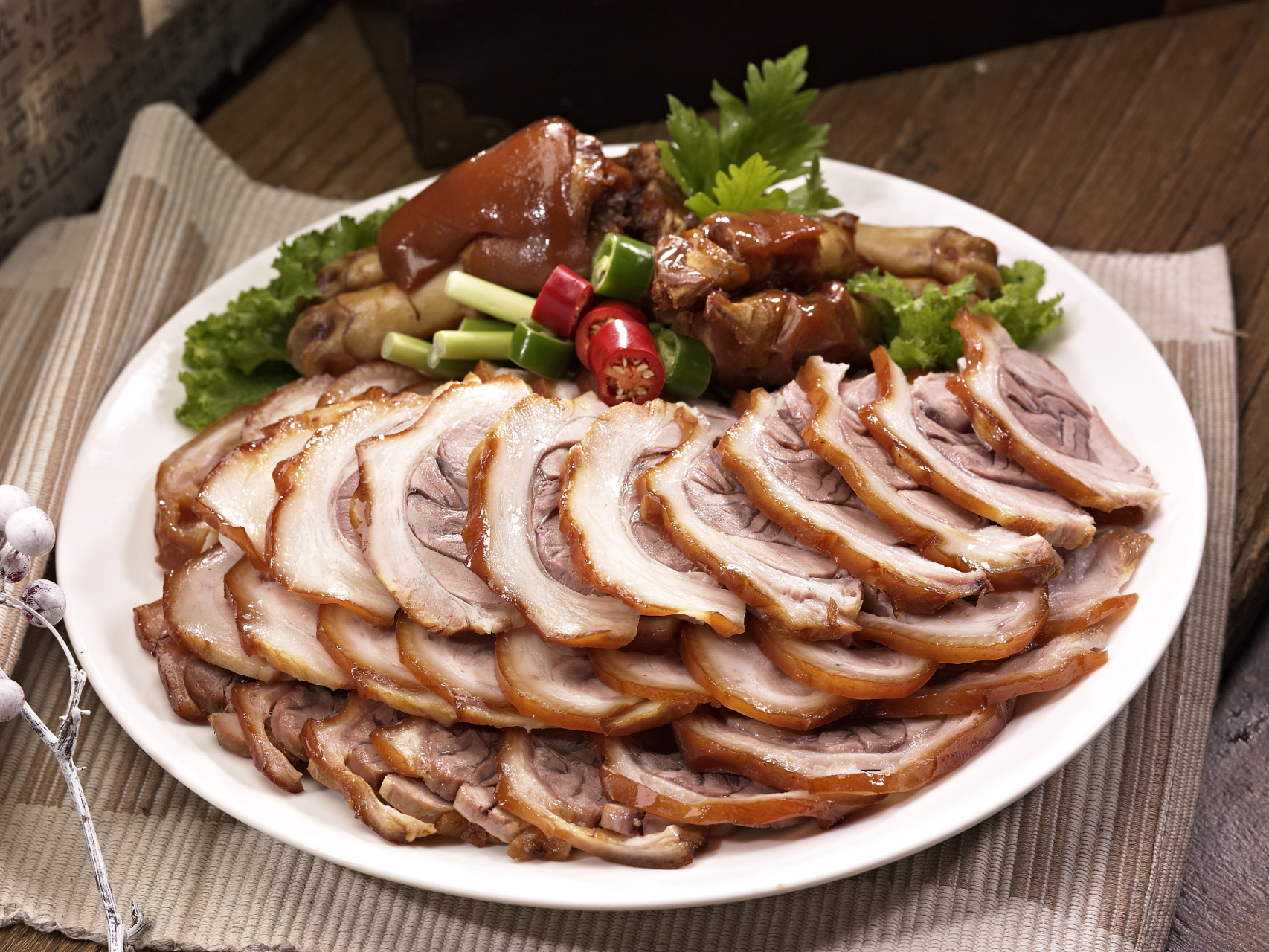 夫妻肺片是一道四川传统名菜,选用牛腩肉和猪心,猪舌等内脏部位肉类制